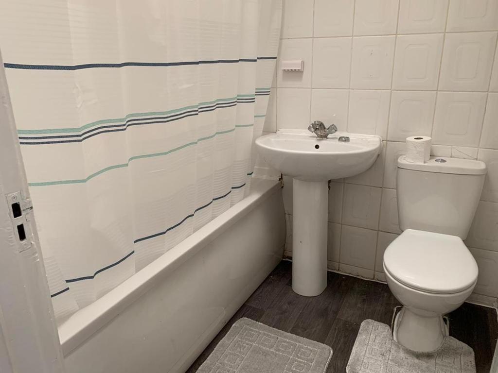 Spacious 4-bedroom House Near Station Casa de férias Londres