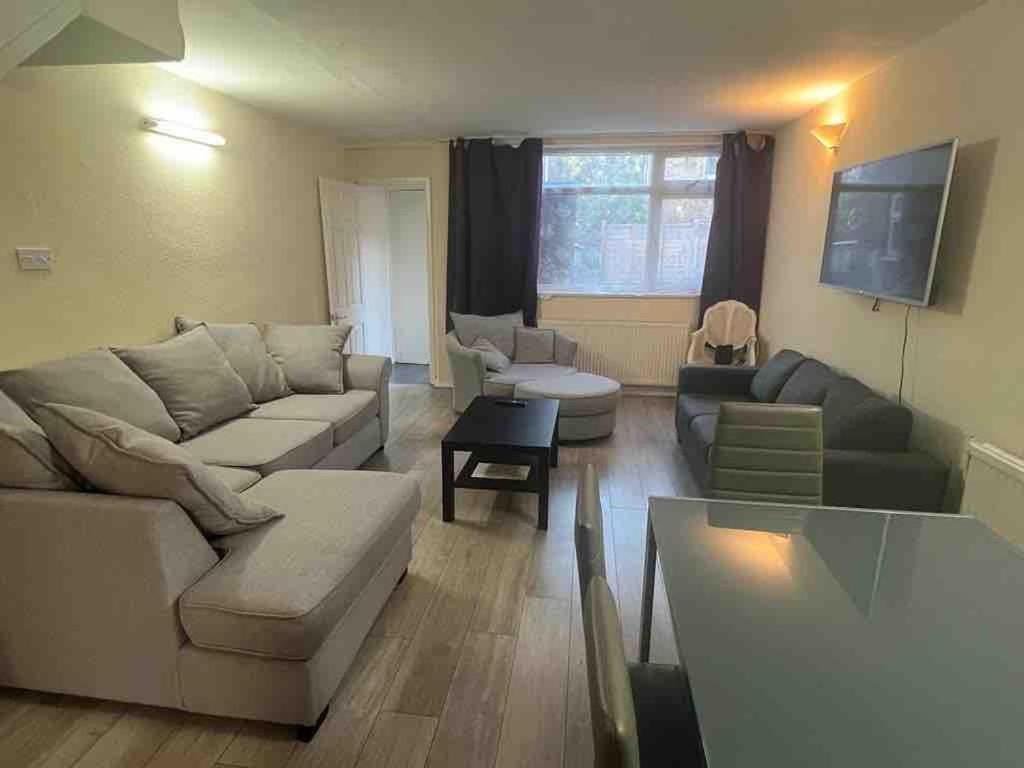 Casa de férias Spacious 4-bedroom House Near Station Londres