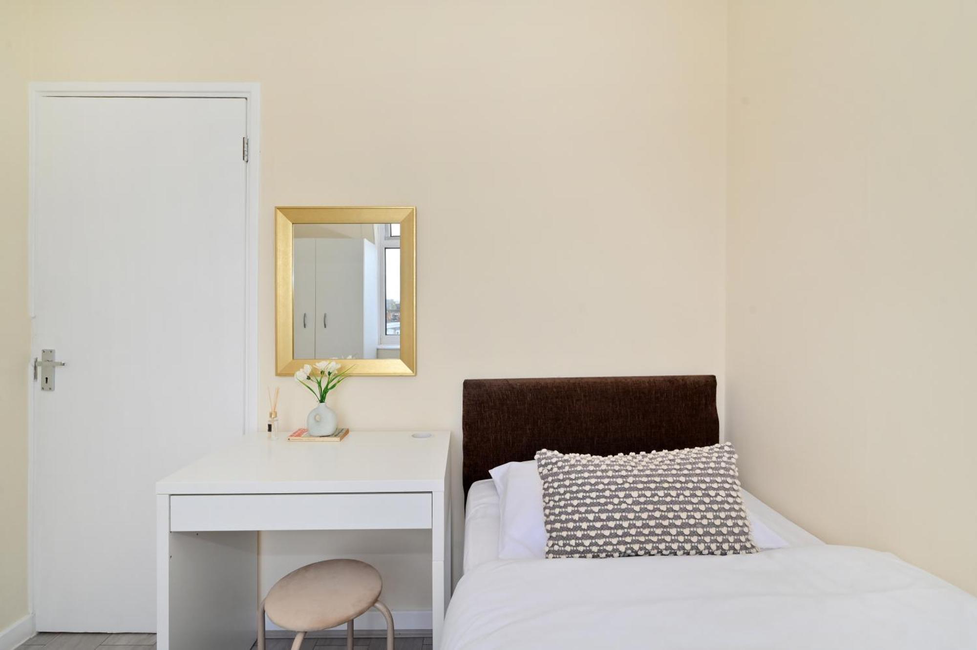 Spacious 5 Bedroom 3 Mins Walk From Mile End Appartement Londres