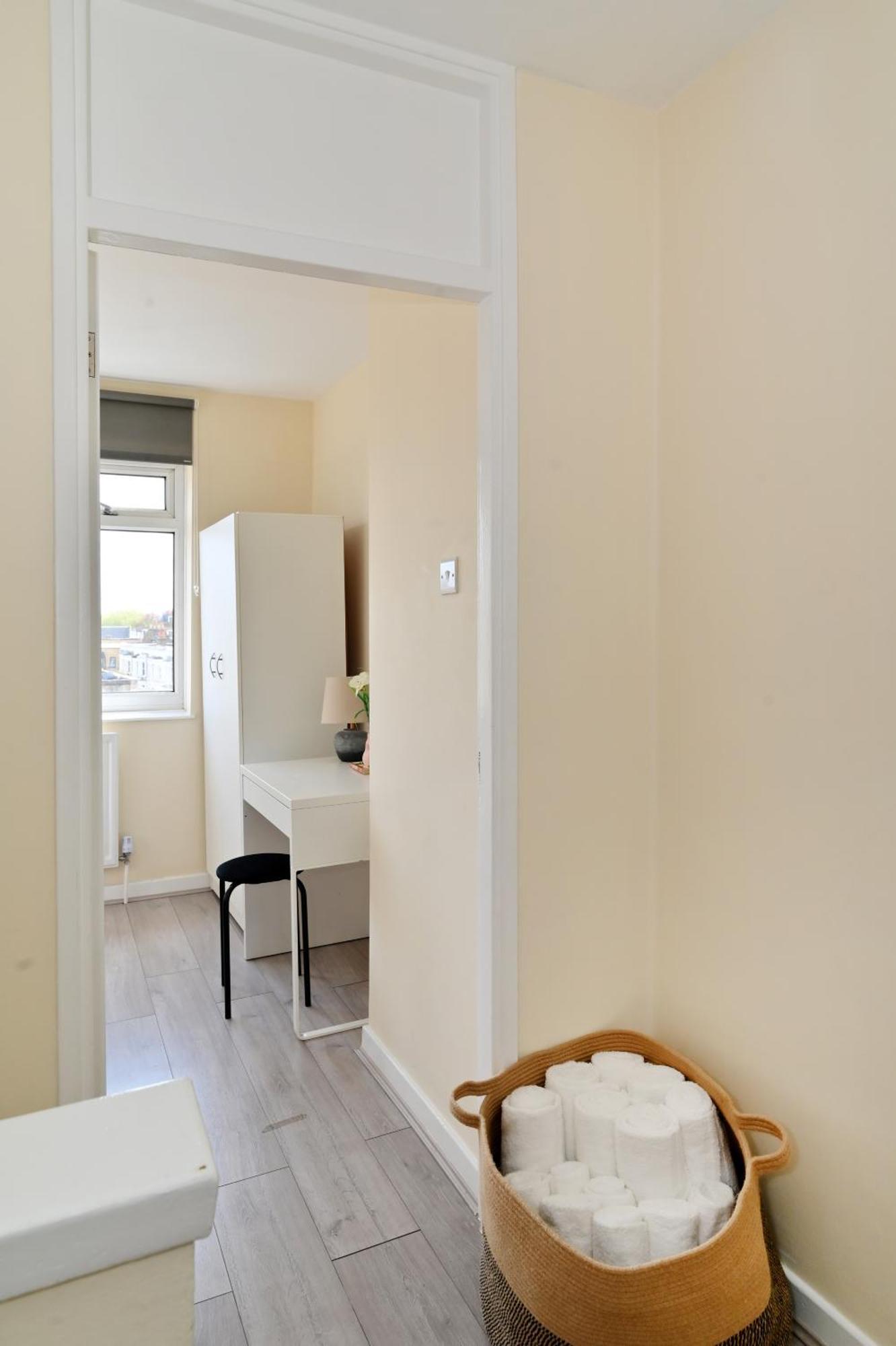 Spacious 5 Bedroom 3 Mins Walk From Mile End Appartement *