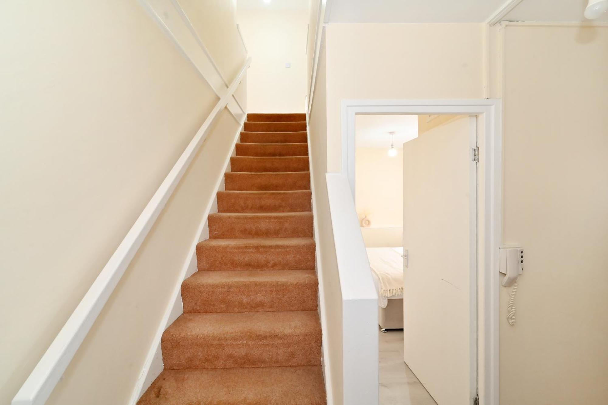 Spacious 5 Bedroom 3 Mins Walk From Mile End Londres