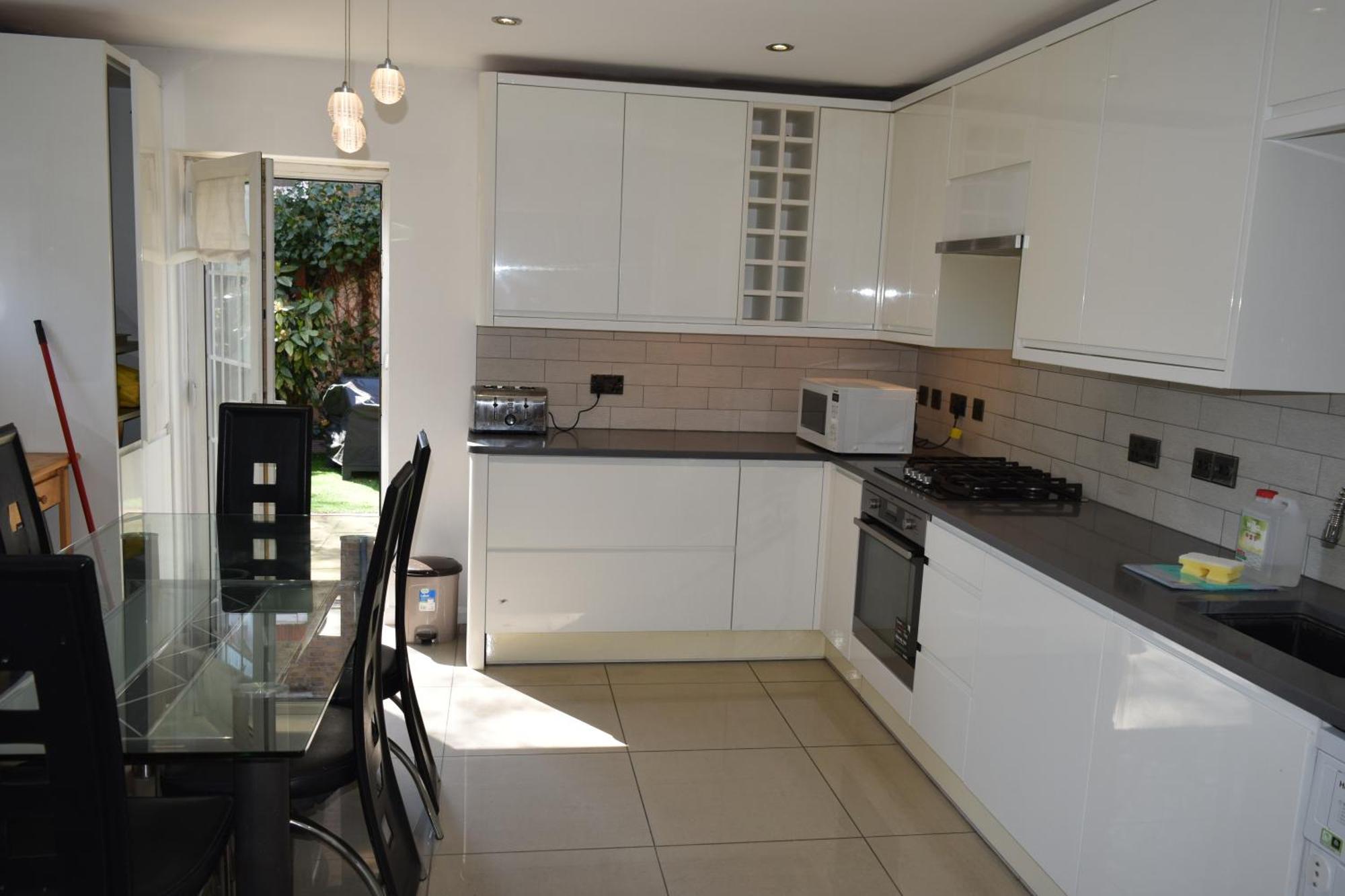 London Stratford - Spacious 2 Bed Flat With Secured Parking & Private Garden Apartamento Londres