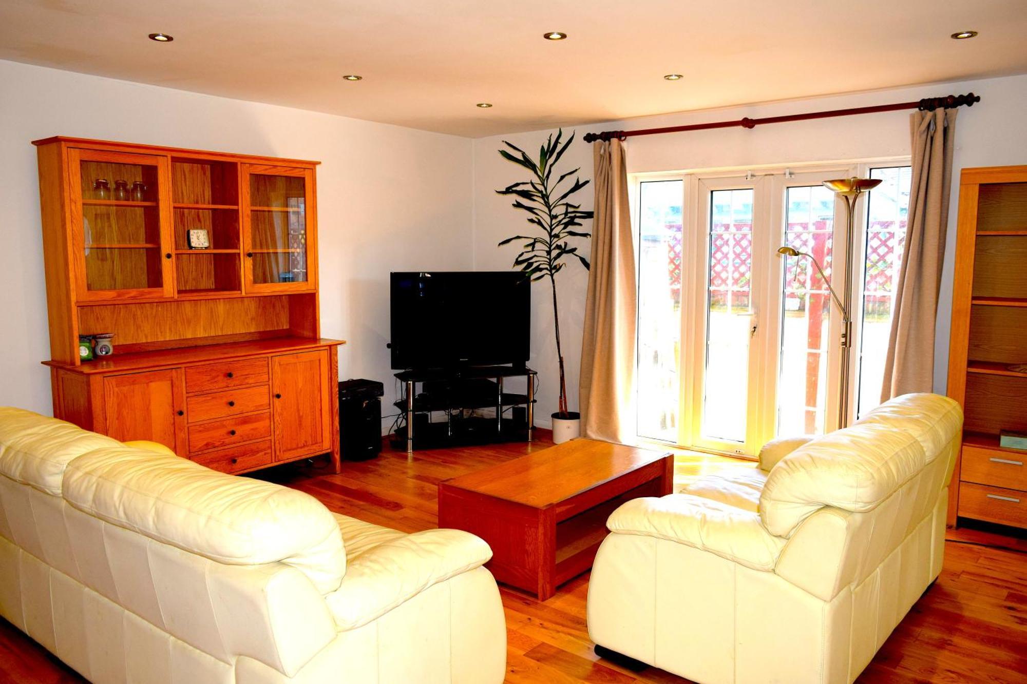Apartamento London Stratford - Spacious 2 Bed Flat With Secured Parking & Private Garden *