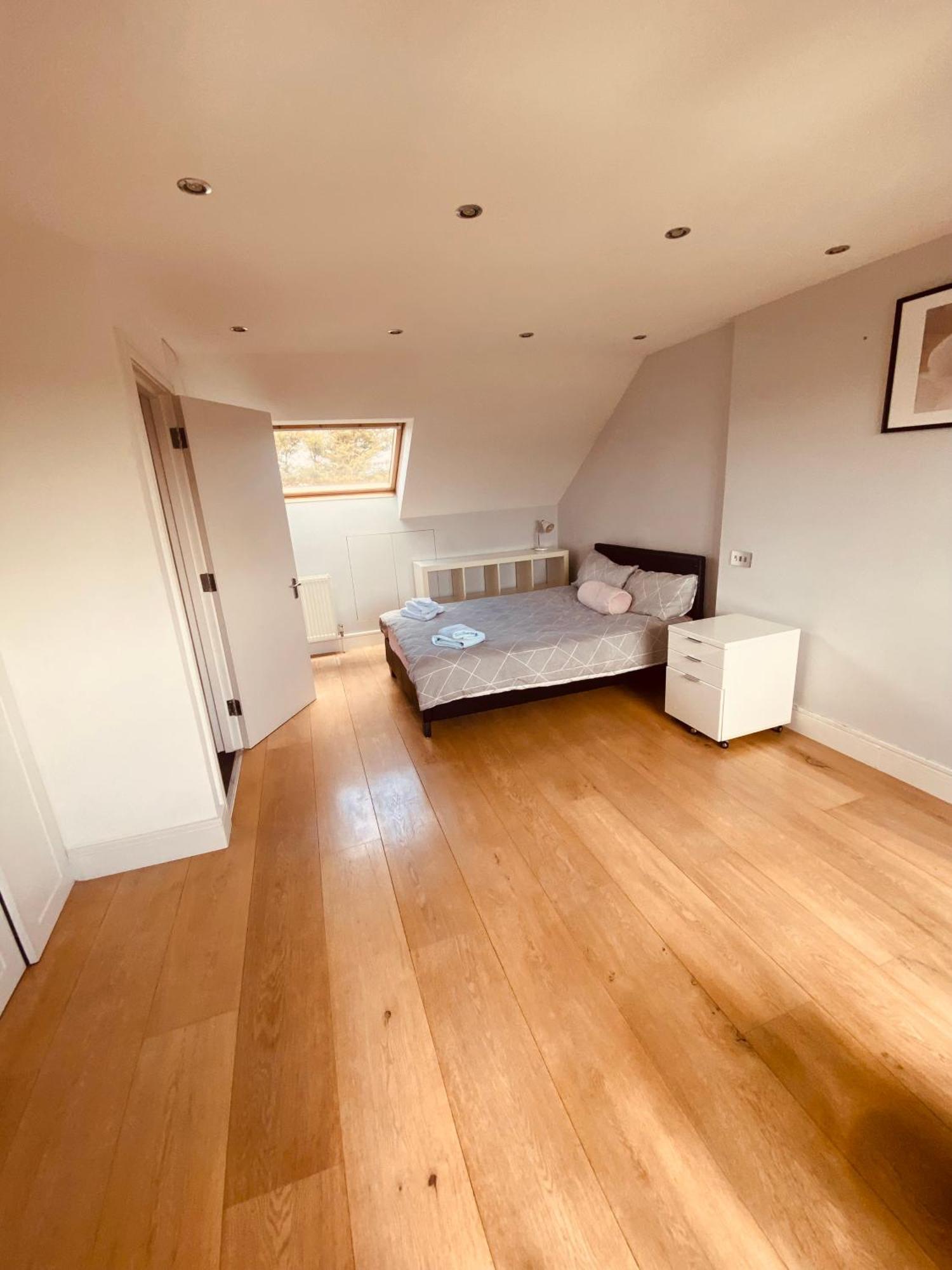 House For 7, Garden With Pond, 20min From Heathrow Hébergement de vacances *