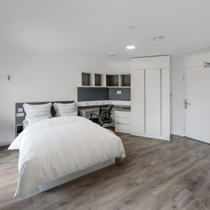 Modern En-suite In White Londres