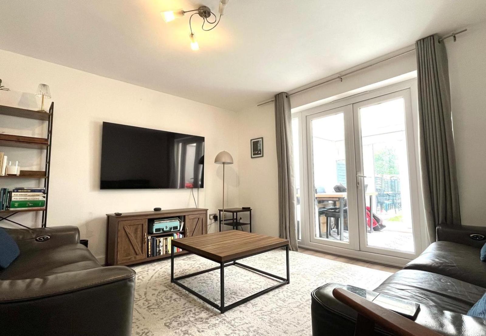 Holiday home Suburbia, A Stylish 2bed With Garden & Parking *