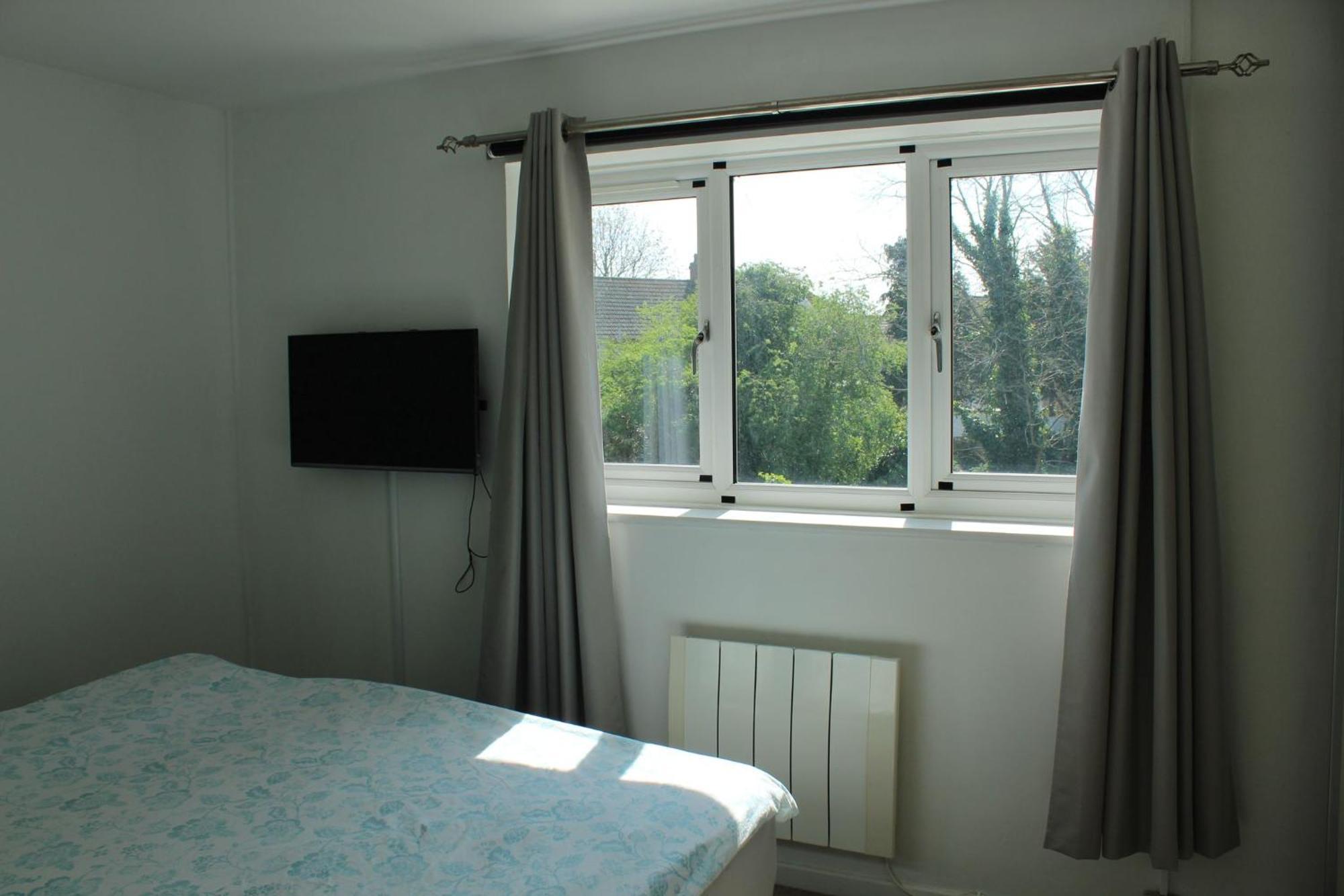 Suburbia, A Stylish 2bed With Garden & Parking
