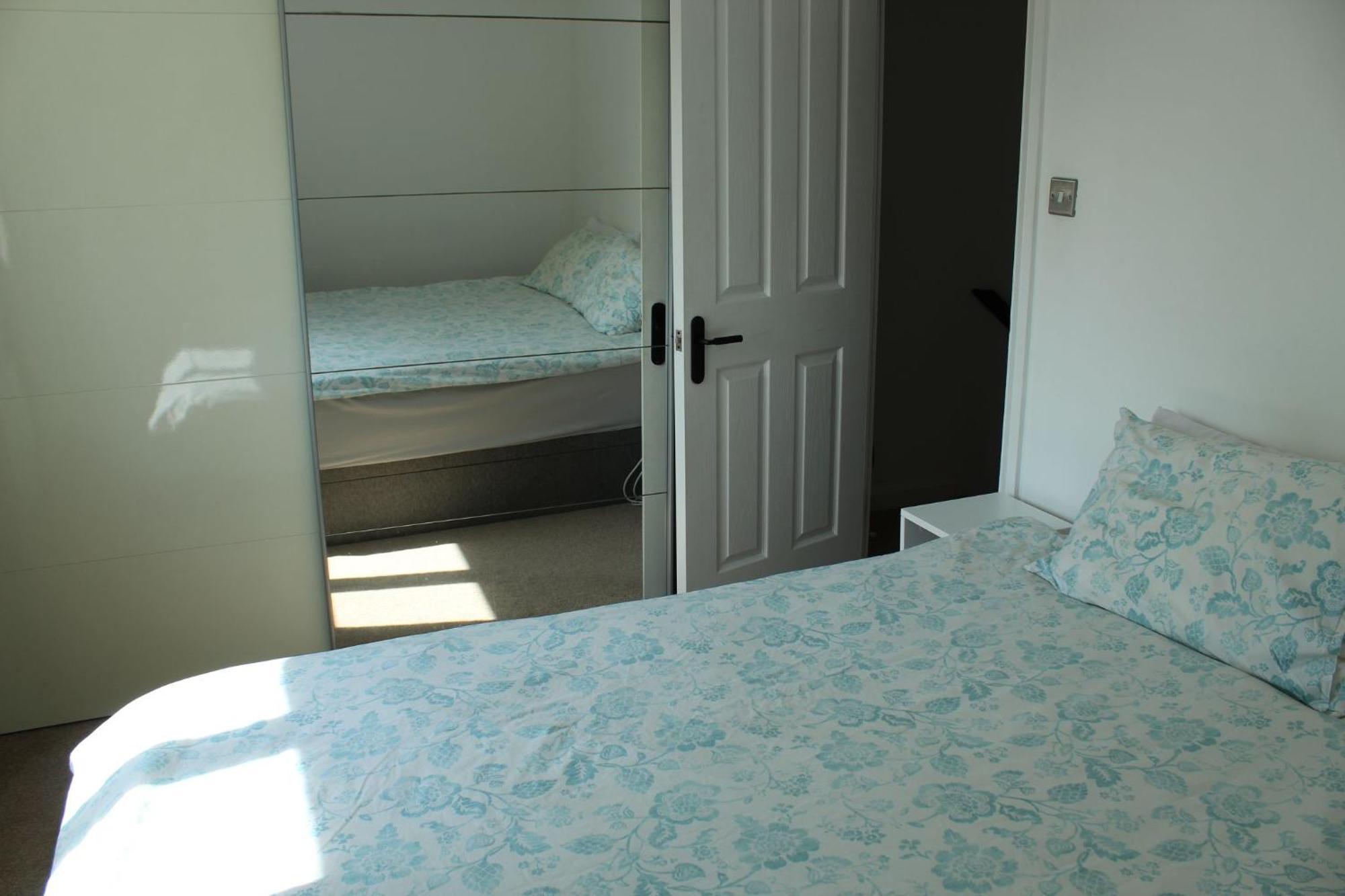 Suburbia, A Stylish 2bed With Garden & Parking London