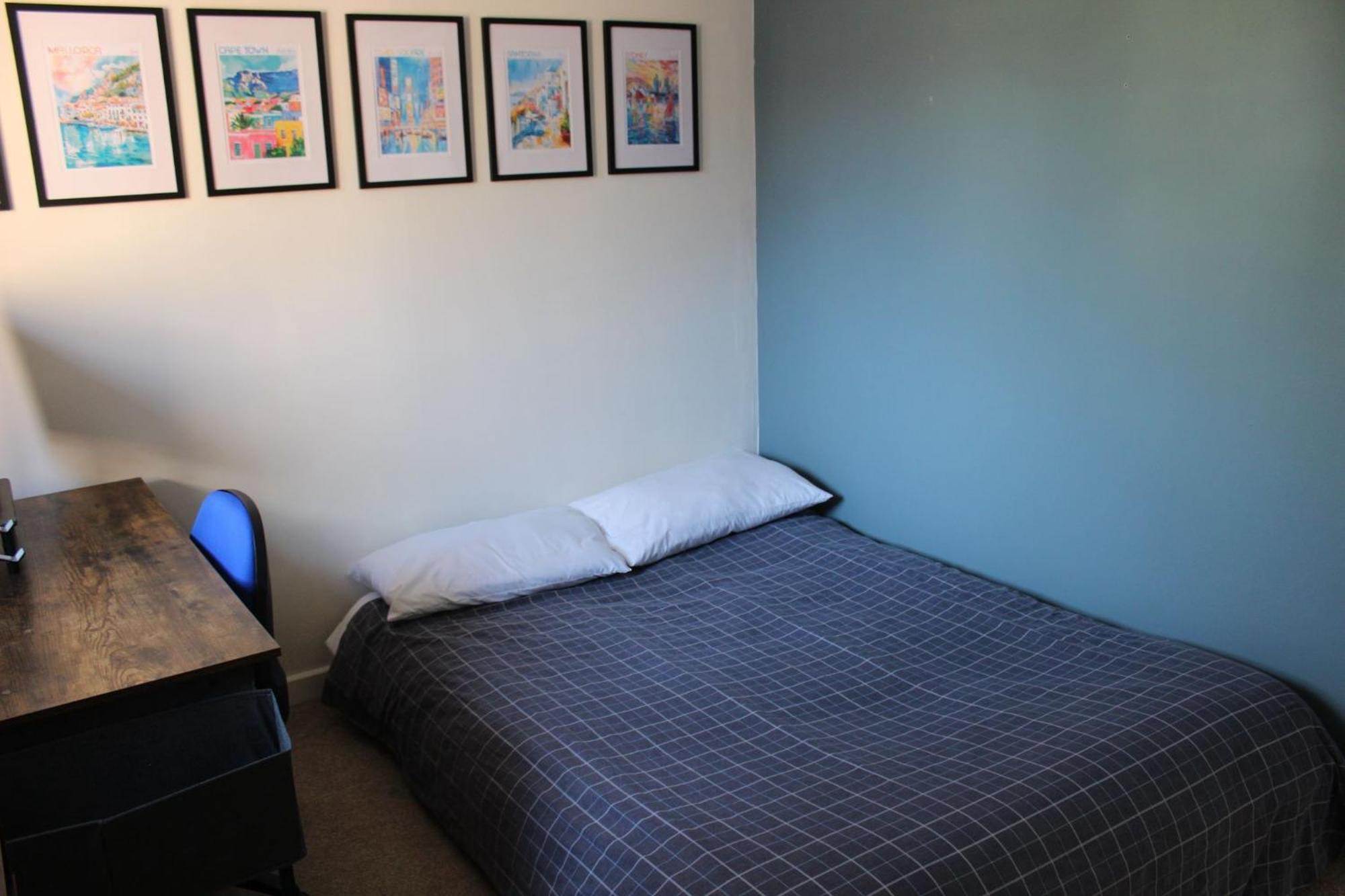 Suburbia, A Stylish 2bed With Garden & Parking Holiday home *