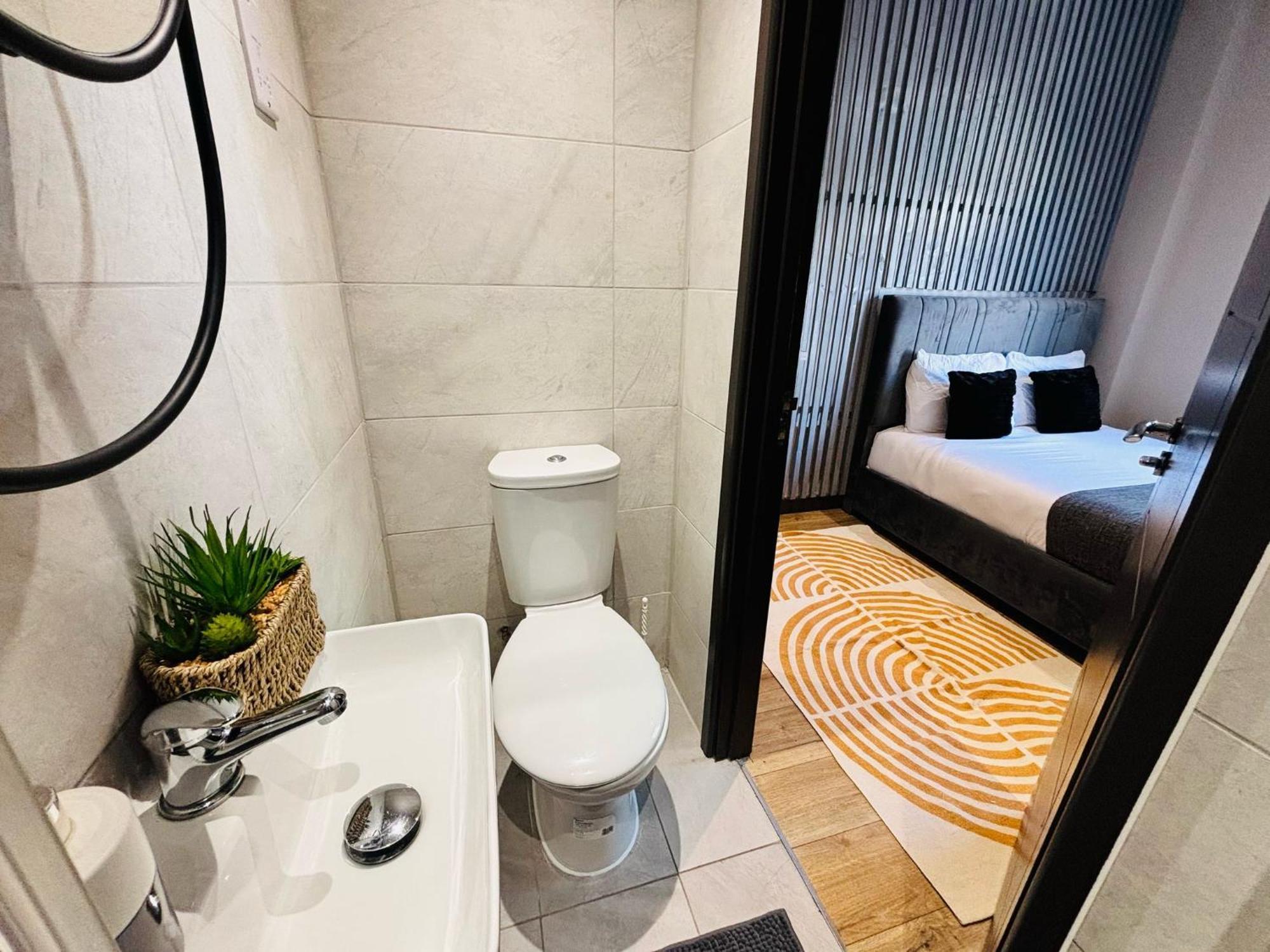 Holloway's House - No 37 - Bright & Cozy Escape Apartment London