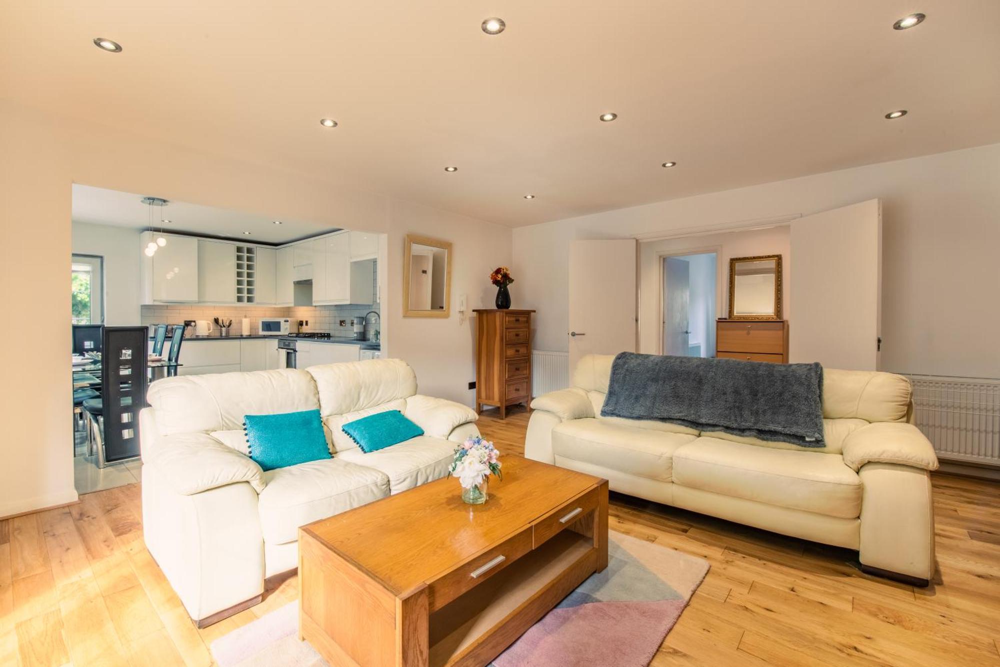 London Stratford - Spacious 2 Bed Flat With Secured Parking & Private Garden *