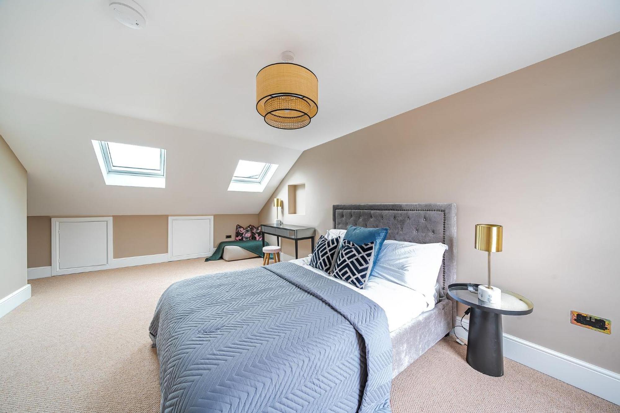 Lavish Maida Vale Townhouse Sleeps Up To 8 With Patio & Office - Open To Short & Long Term Lets Holiday home London