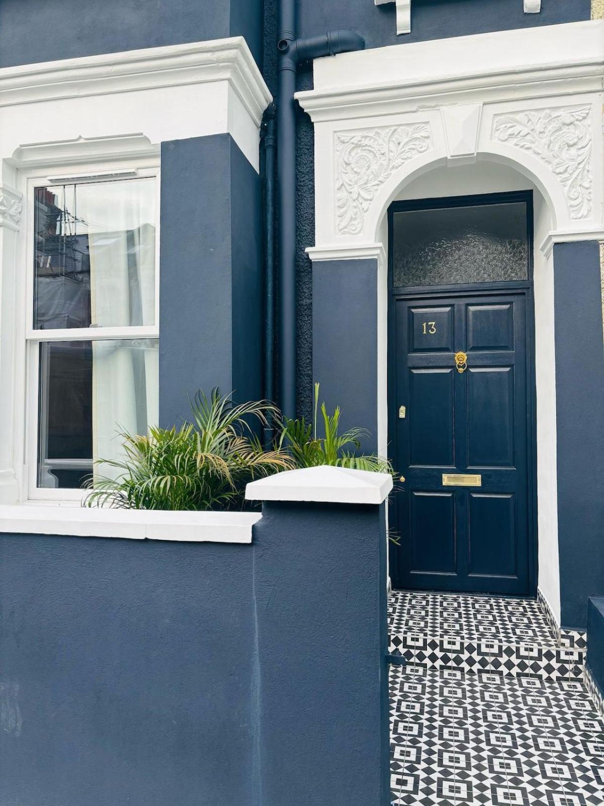 Lavish Maida Vale Townhouse Sleeps Up To 8 With Patio & Office - Open To Short & Long Term Lets Holiday home