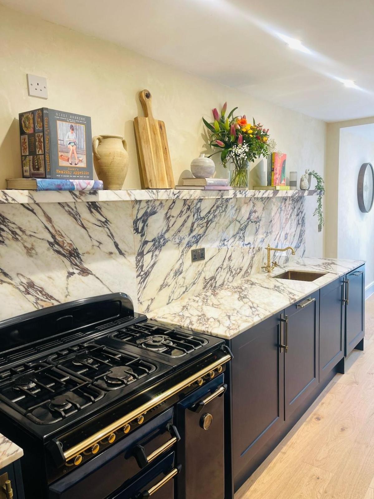 Lavish Maida Vale Townhouse Sleeps Up To 8 With Patio & Office - Open To Short & Long Term Lets *