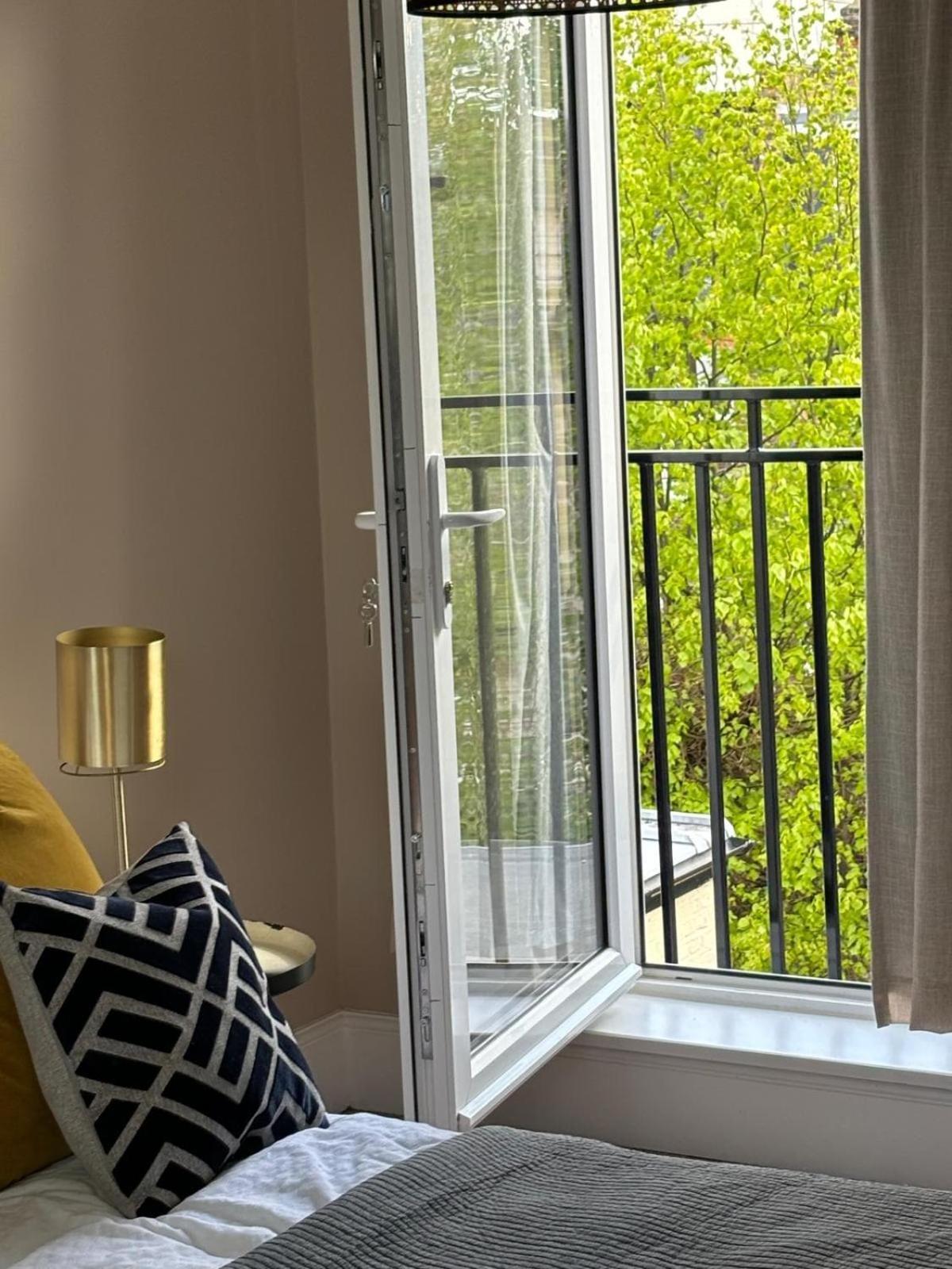 Lavish Maida Vale Townhouse Sleeps Up To 8 With Patio & Office - Open To Short & Long Term Lets Holiday home