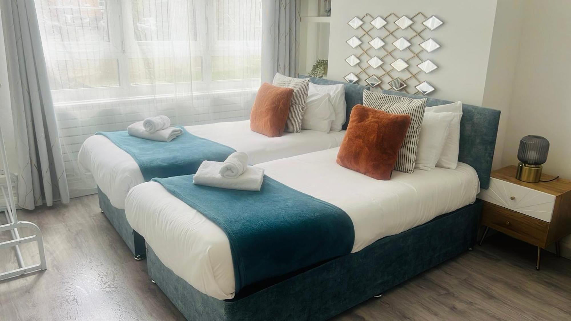Convenient Steps Away From Candawater Station & Life! Londres