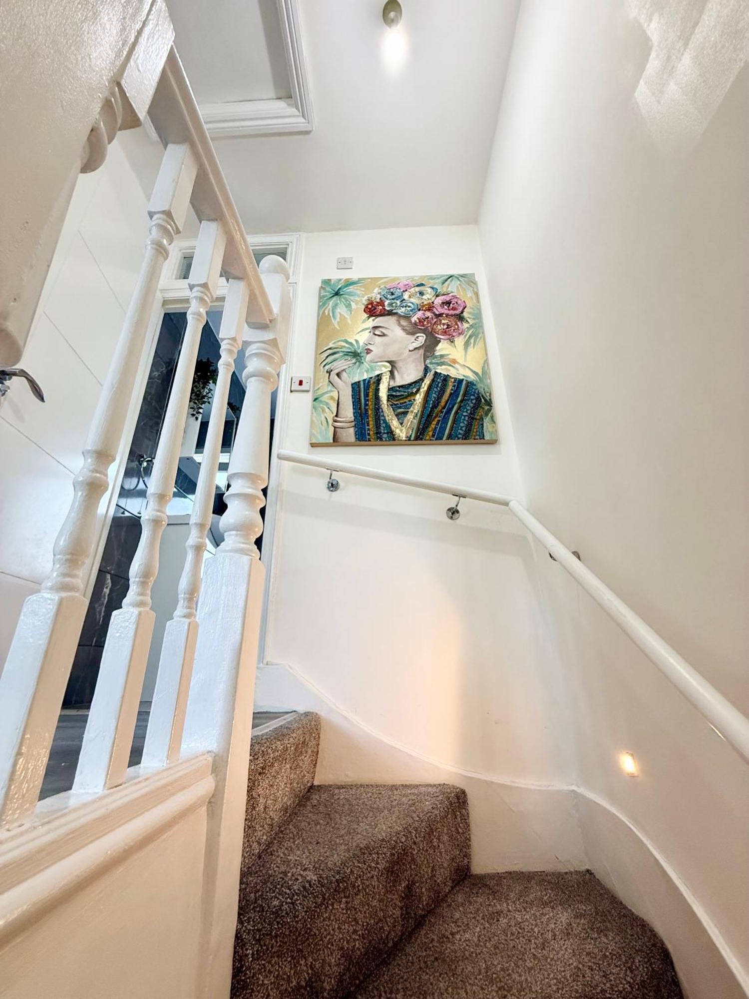 Appartement 1 Bed Modern Walking Distance From Shopping Mall Londen