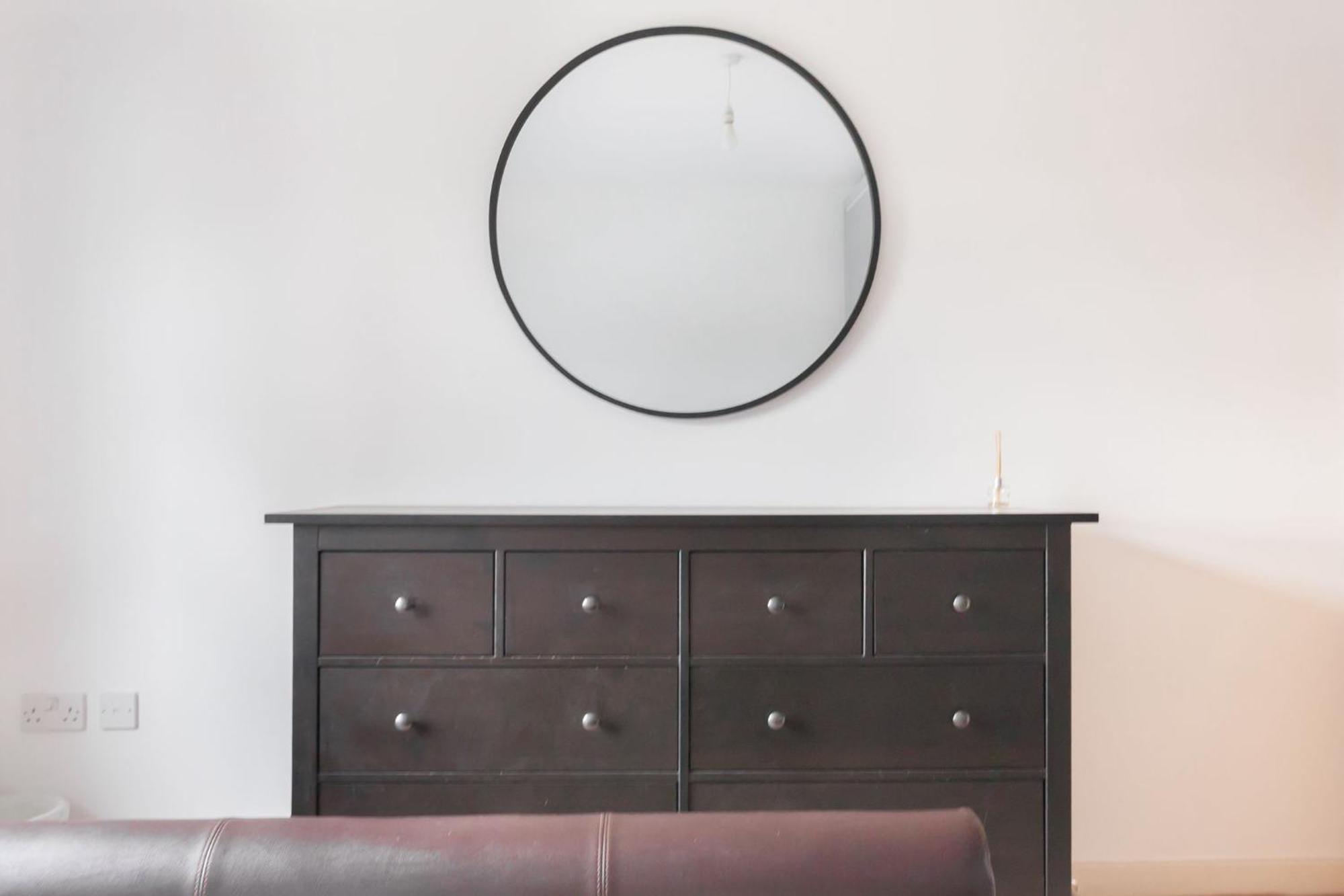 Spacious 2 Bedroom In Near Tube Apartamento *