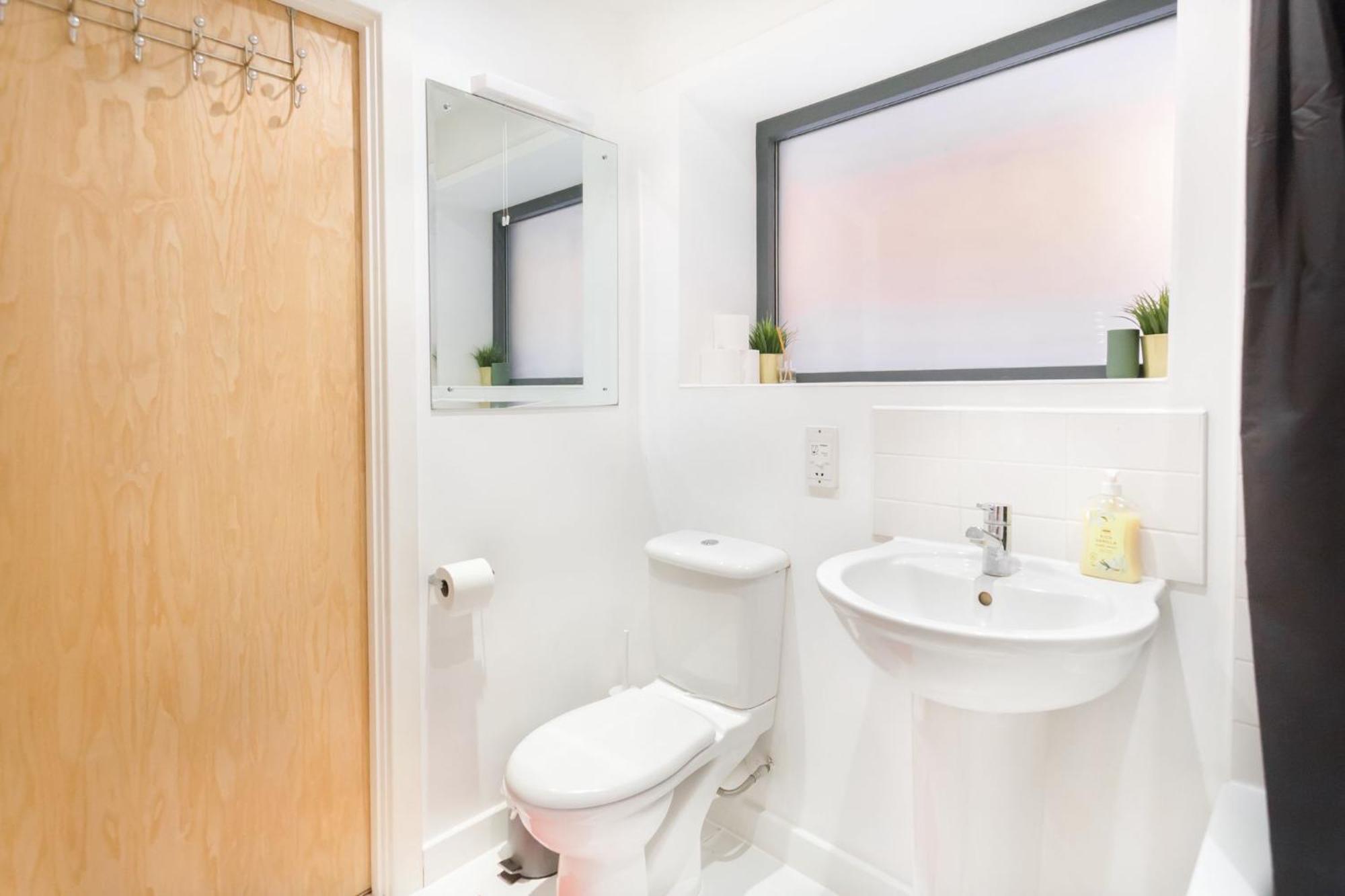 Spacious 2 Bedroom In Near Tube Apartamento