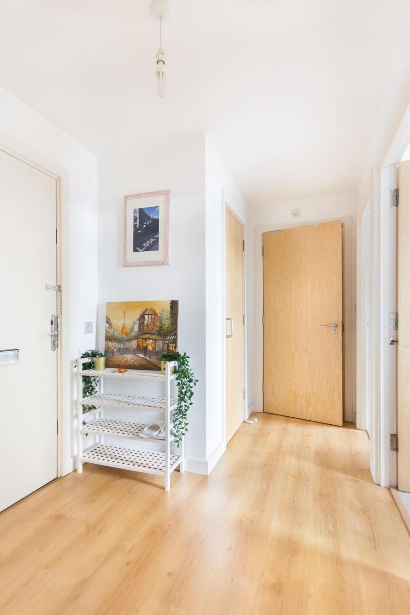 Spacious 2 Bedroom In Near Tube Apartamento *