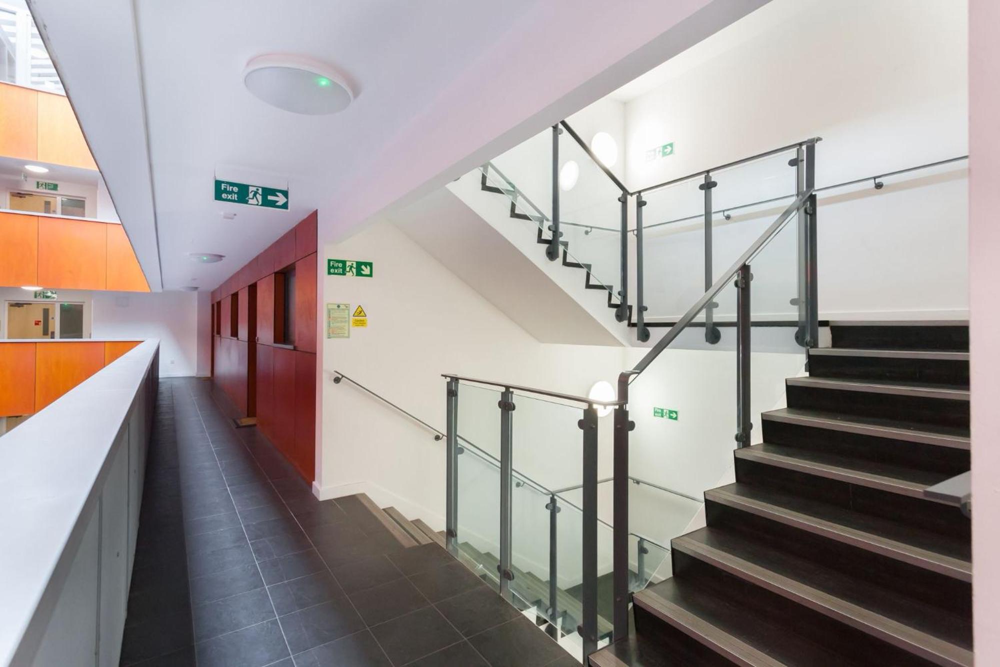 Spacious 2 Bedroom In Near Tube Apartamento Londres