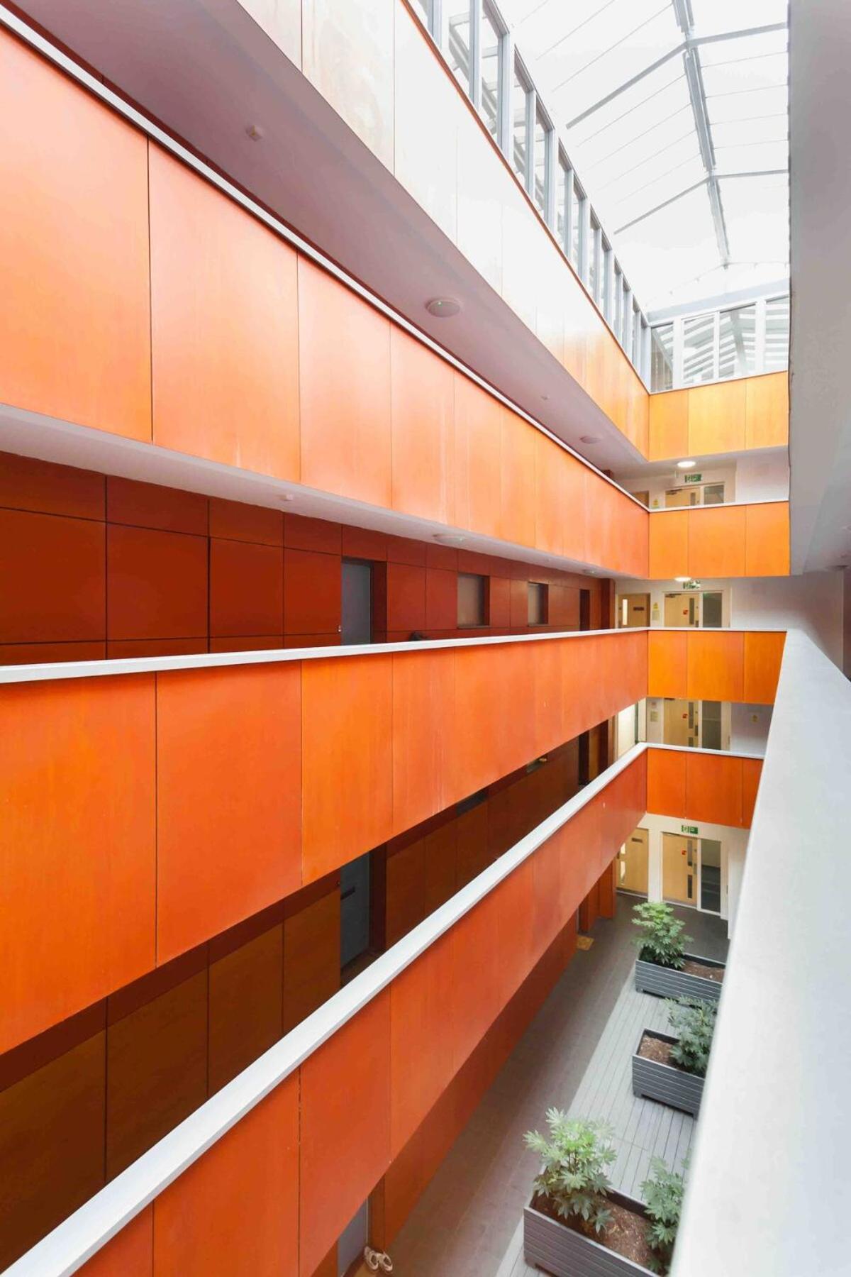 Spacious 2 Bedroom In Near Tube Apartamento