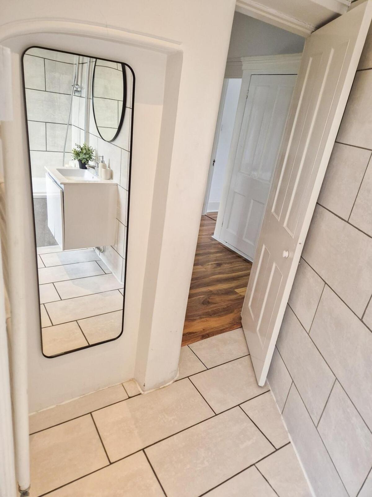 Stylish 2-Bedroom Apartment In Maida Vale Near Little Venice & Paddington Apartment London