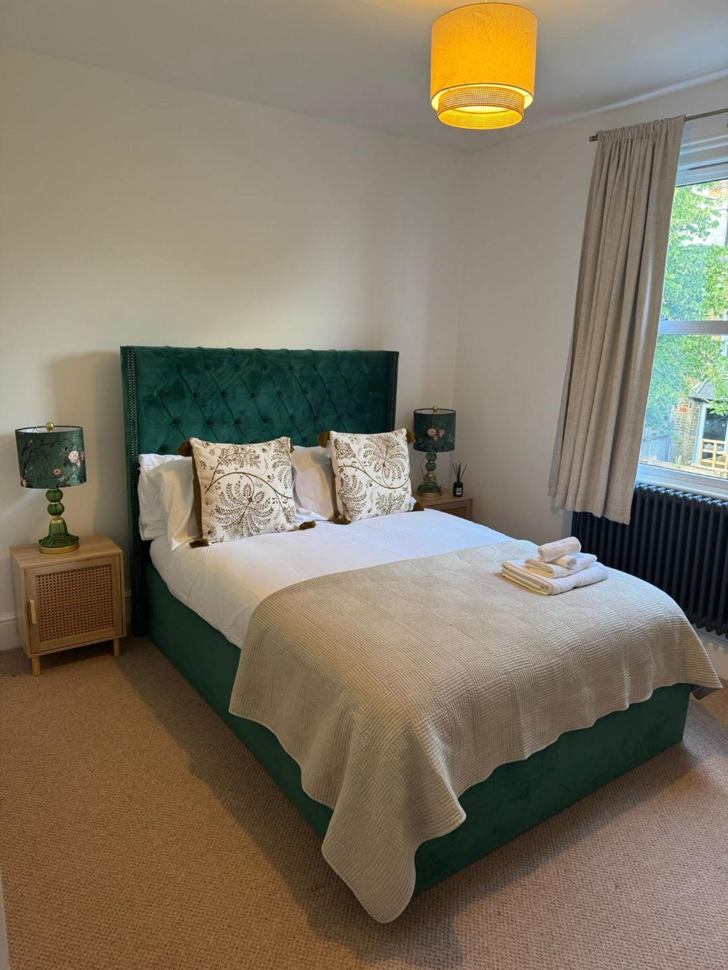 Lavish Maida Vale Townhouse Sleeps Up To 8 With Patio & Office - Open To Short & Long Term Lets *