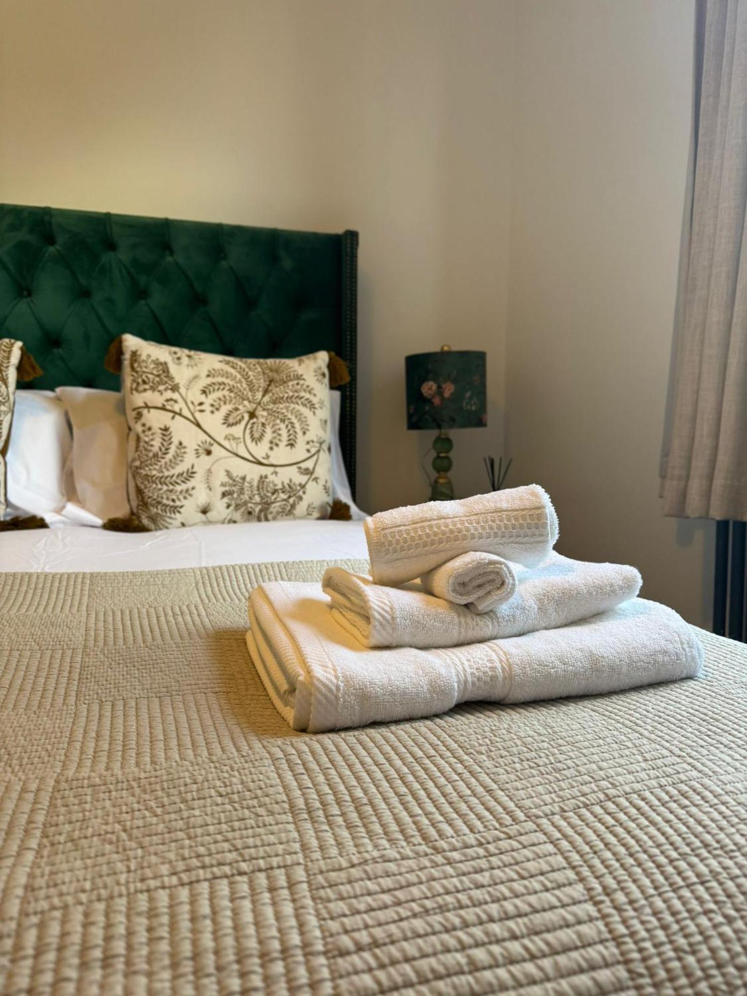 Lavish Maida Vale Townhouse Sleeps Up To 8 With Patio & Office - Open To Short & Long Term Lets Holiday home