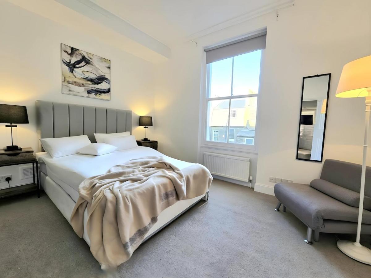 Westminster High Ceiling Apartment *