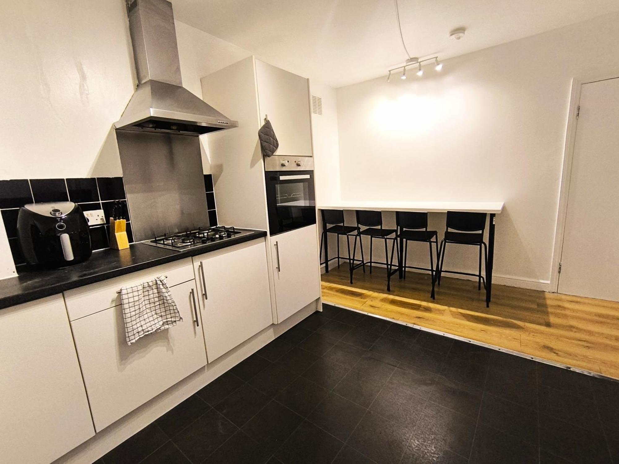 Guest house 4 Person 3min From South Wimbeldon Tube Station Room2 London