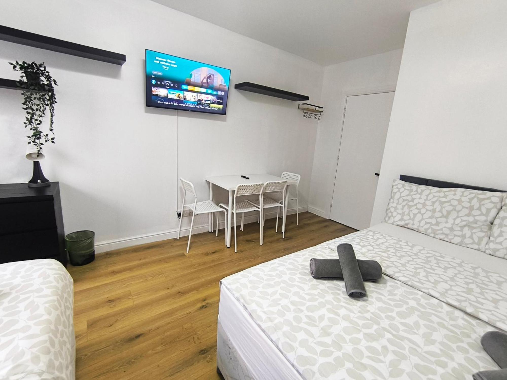 Guest house 4 Person 3min From South Wimbeldon Tube Station Room2 *