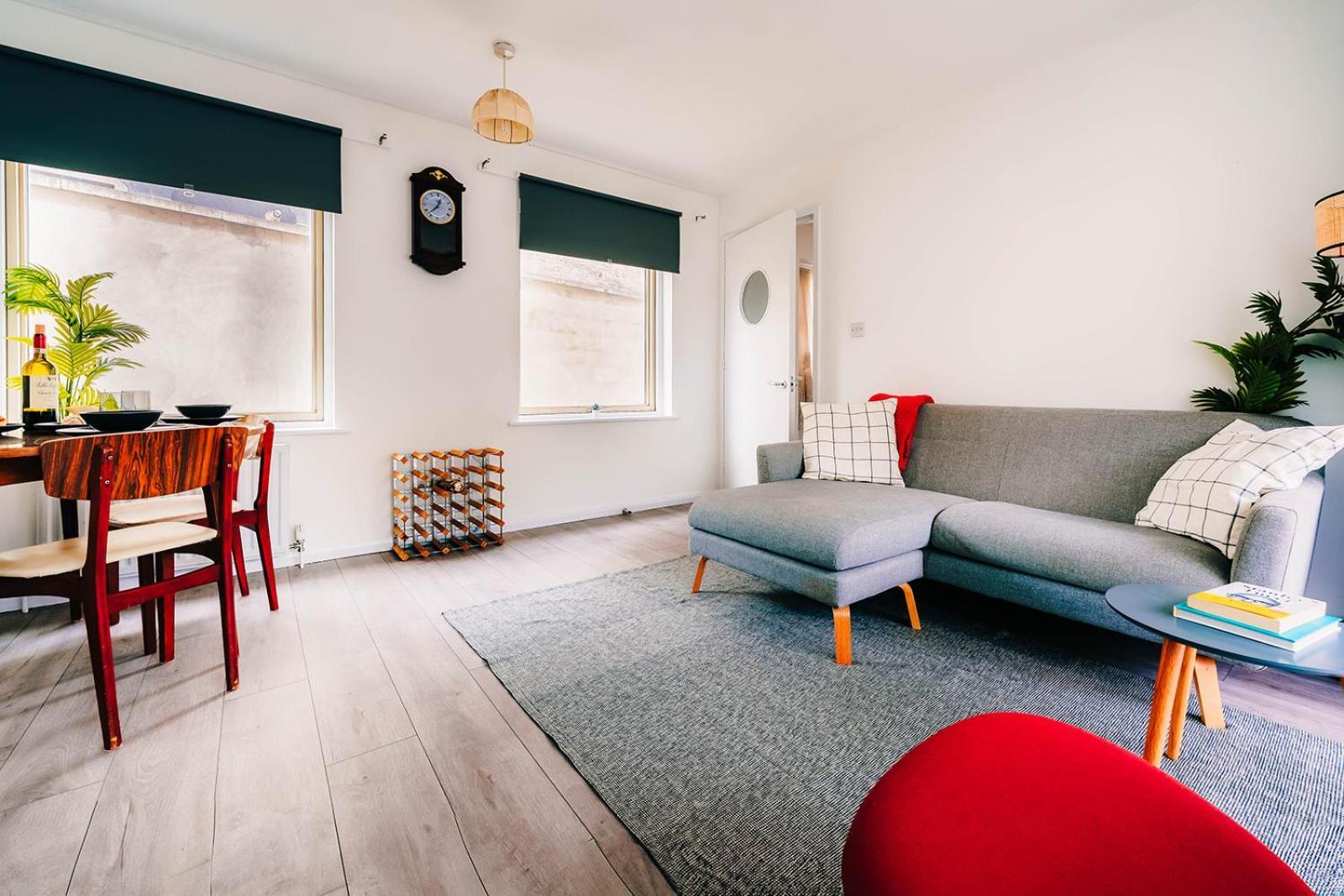 2 Bedroom Near Bridge With A Garden Apartment London