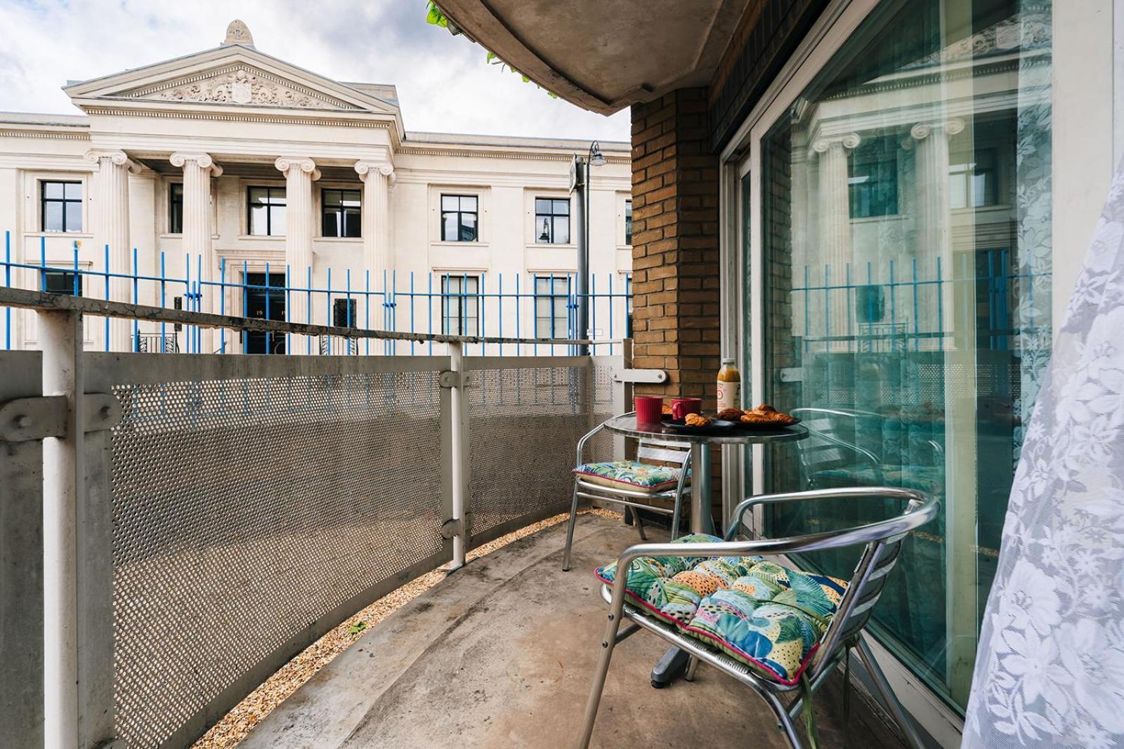 2 Bedroom Near Bridge With A Garden London