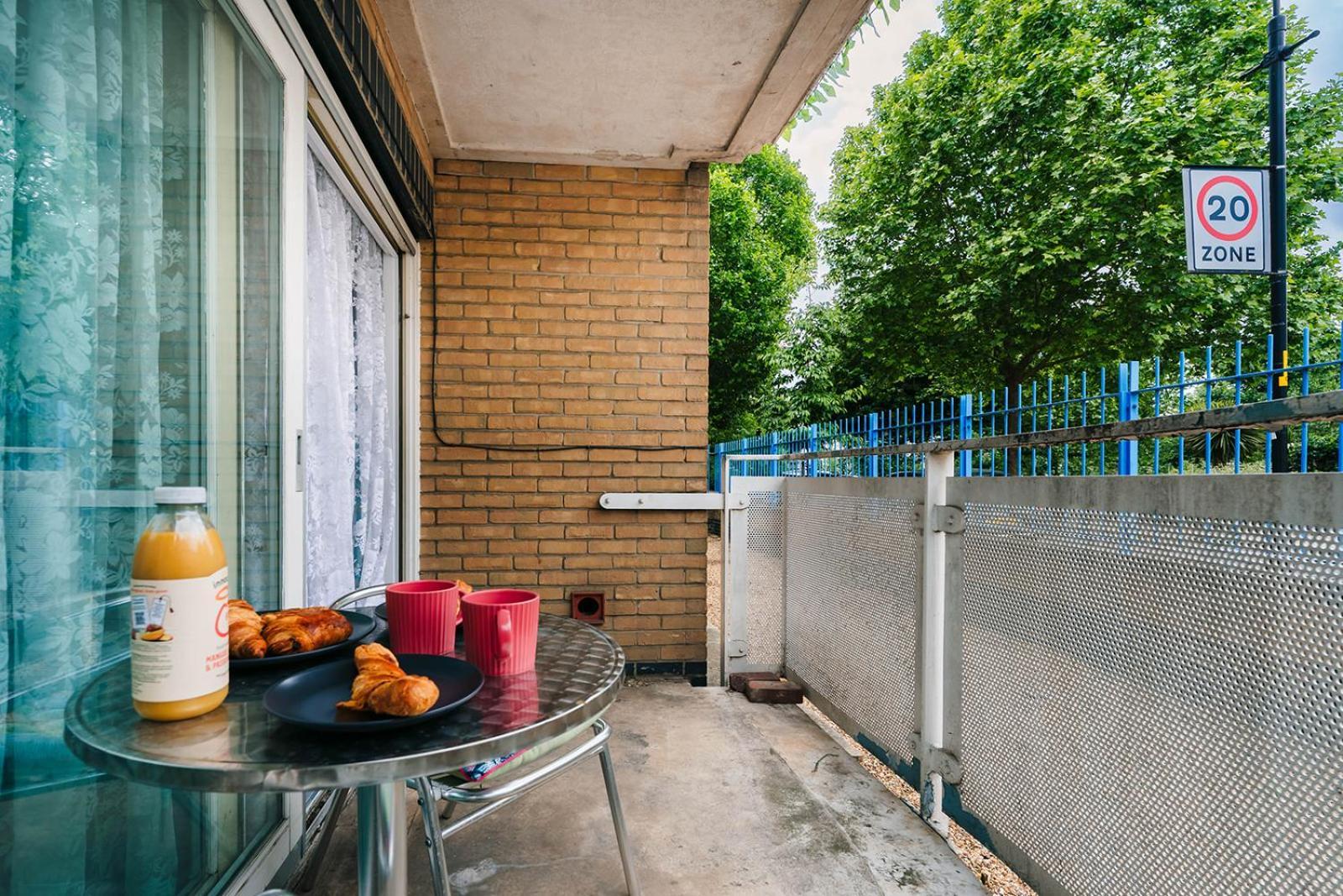 2 Bedroom Near Bridge With A Garden *
