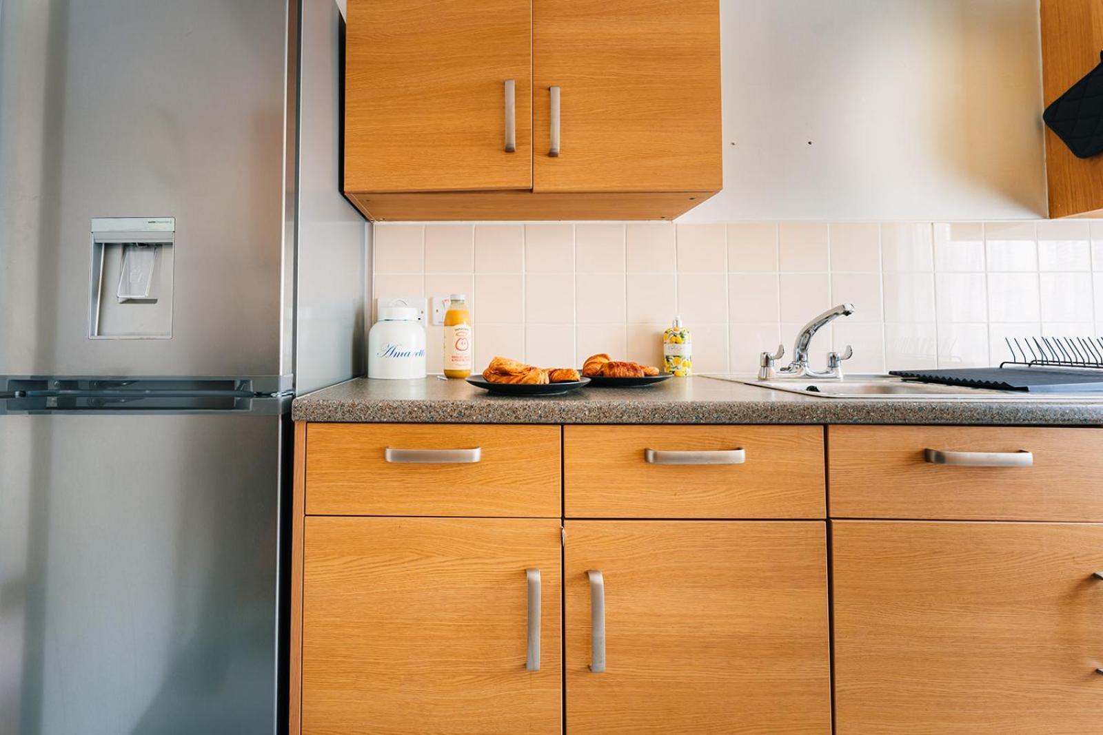 2 Bedroom Near Bridge With A Garden * London