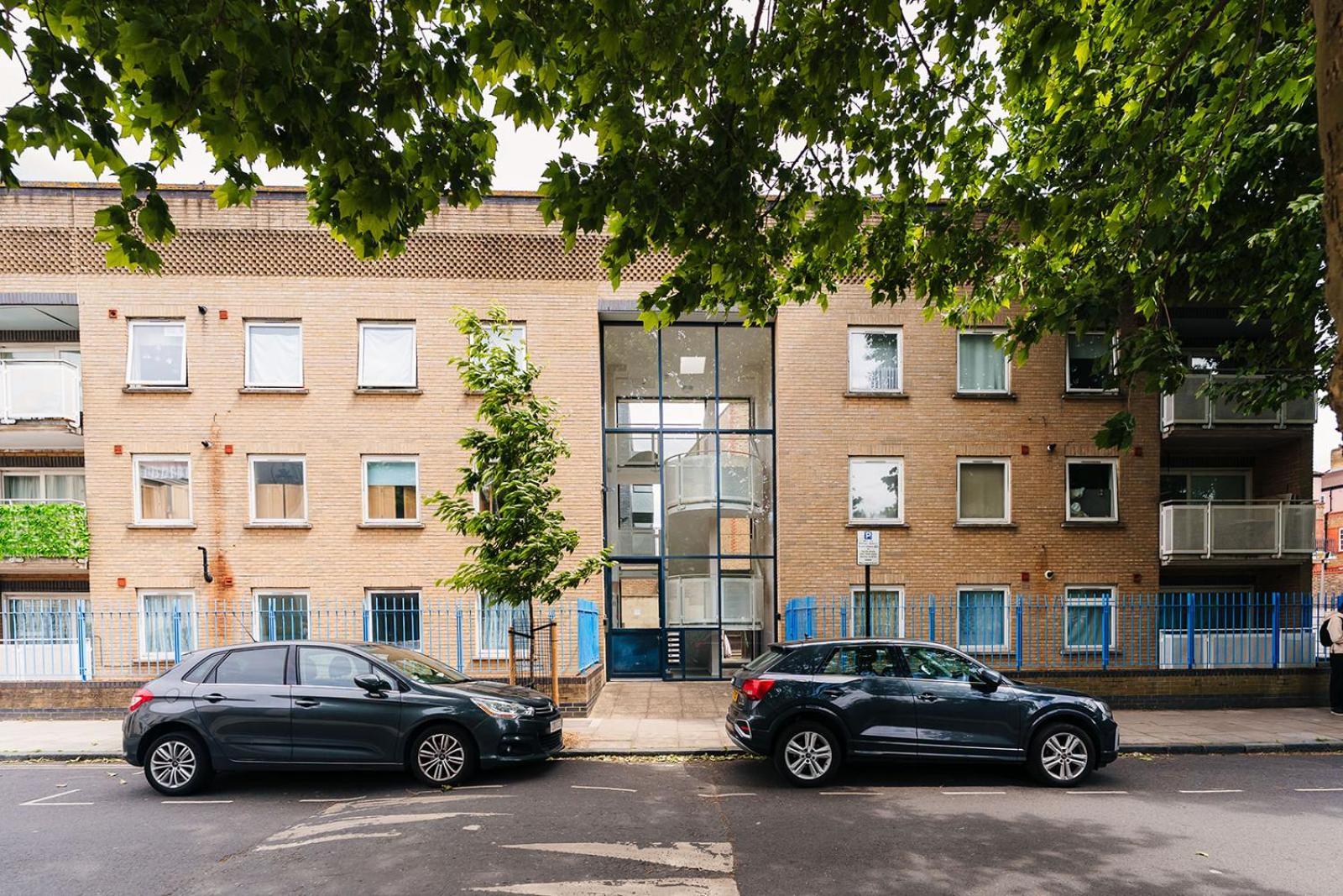 2 Bedroom Near Bridge With A Garden Apartment