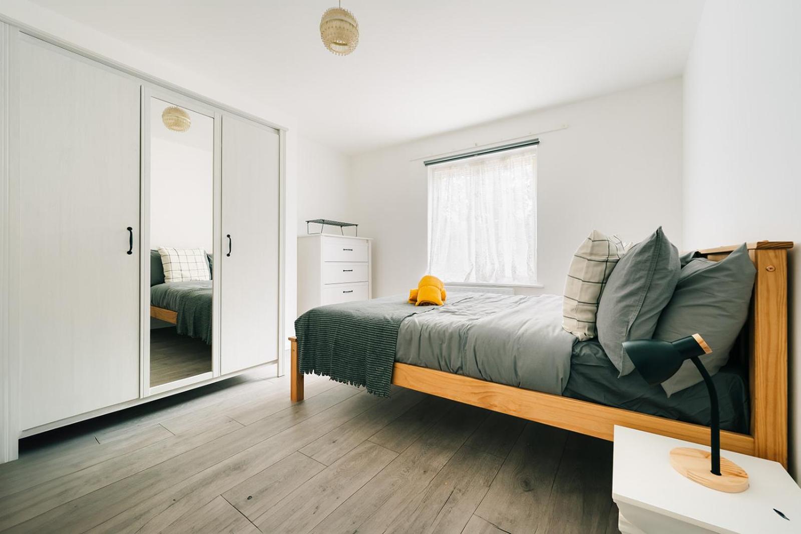 2 Bedroom Near Bridge With A Garden Apartment *