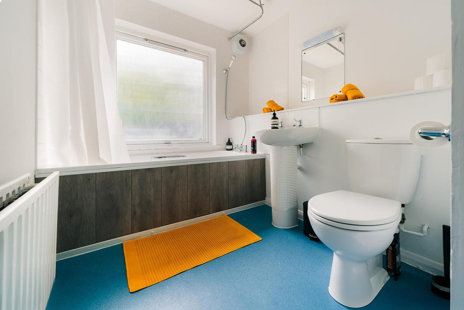 2 Bedroom Near Bridge With A Garden Apartment London