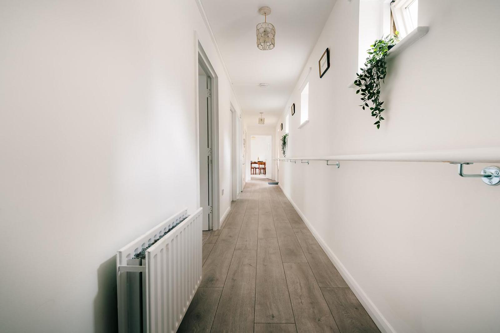 2 Bedroom Near Bridge With A Garden Apartment *