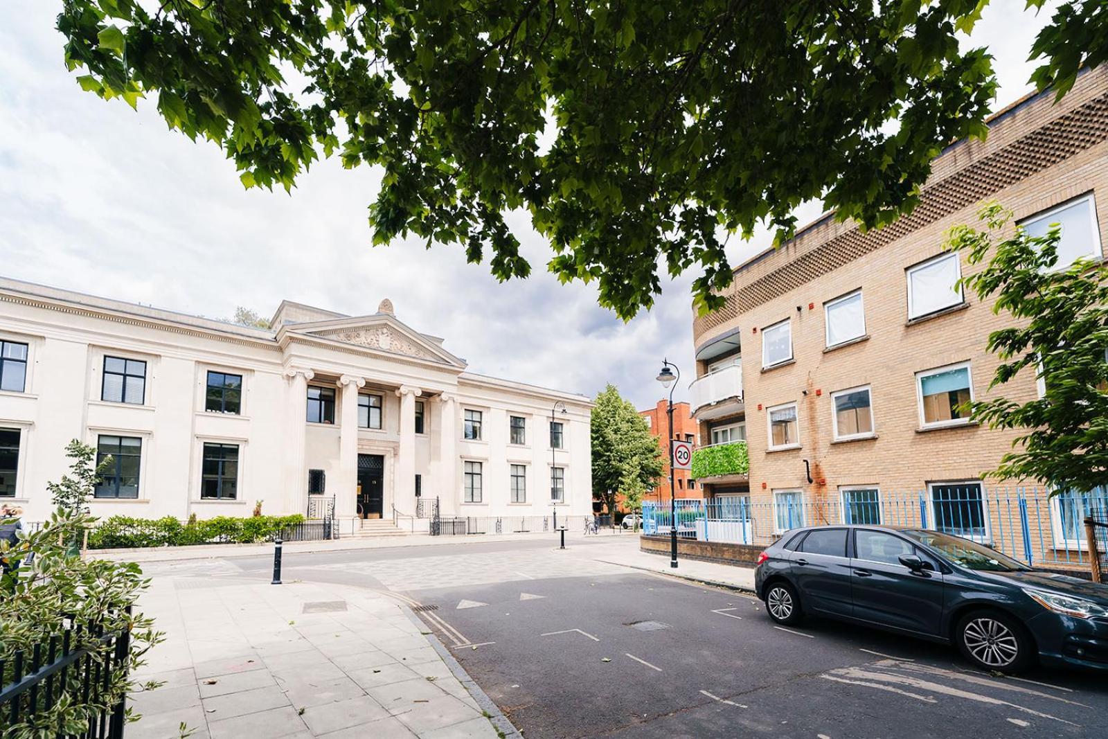 2 Bedroom Near Bridge With A Garden London