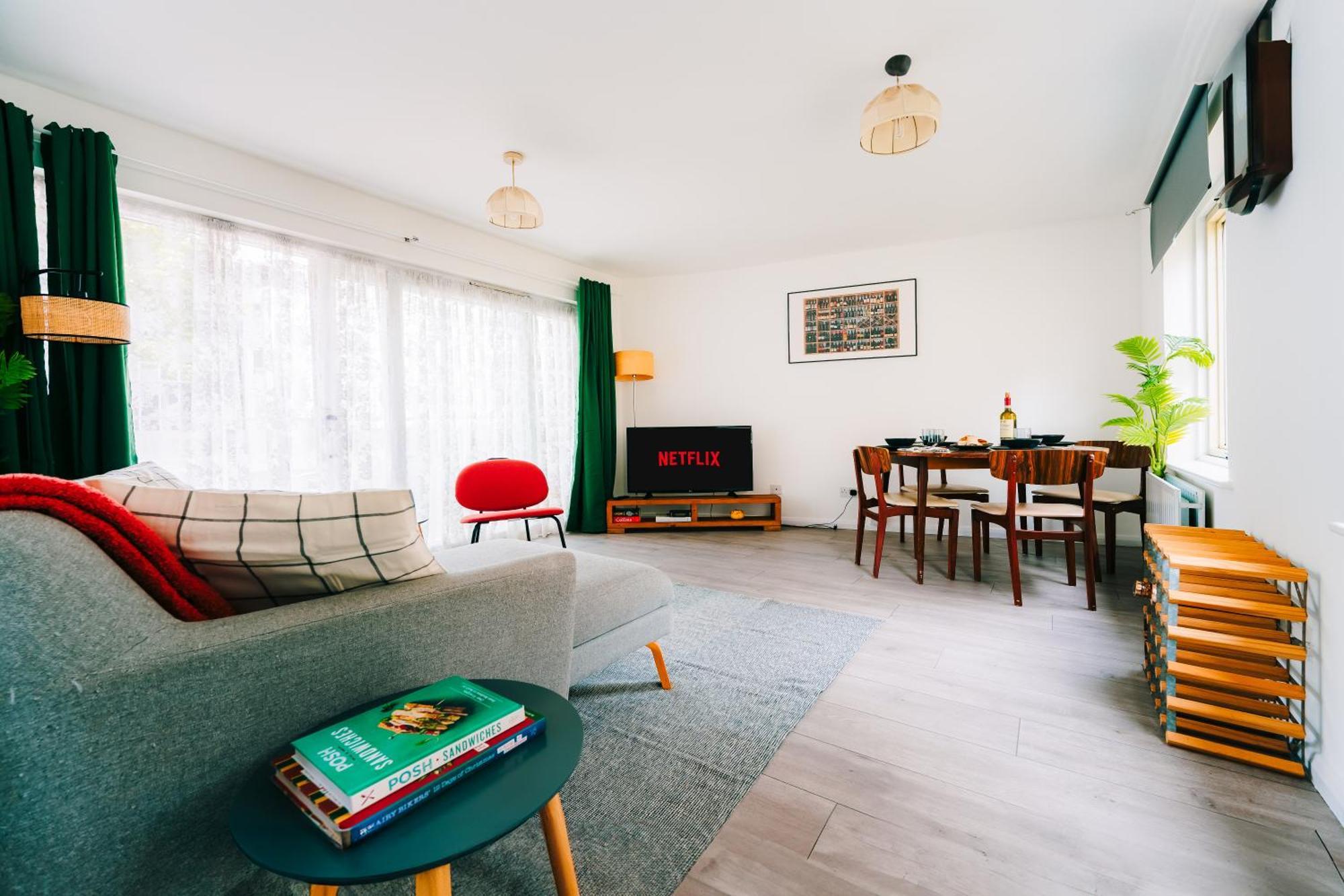2 Bedroom Near Bridge With A Garden * London
