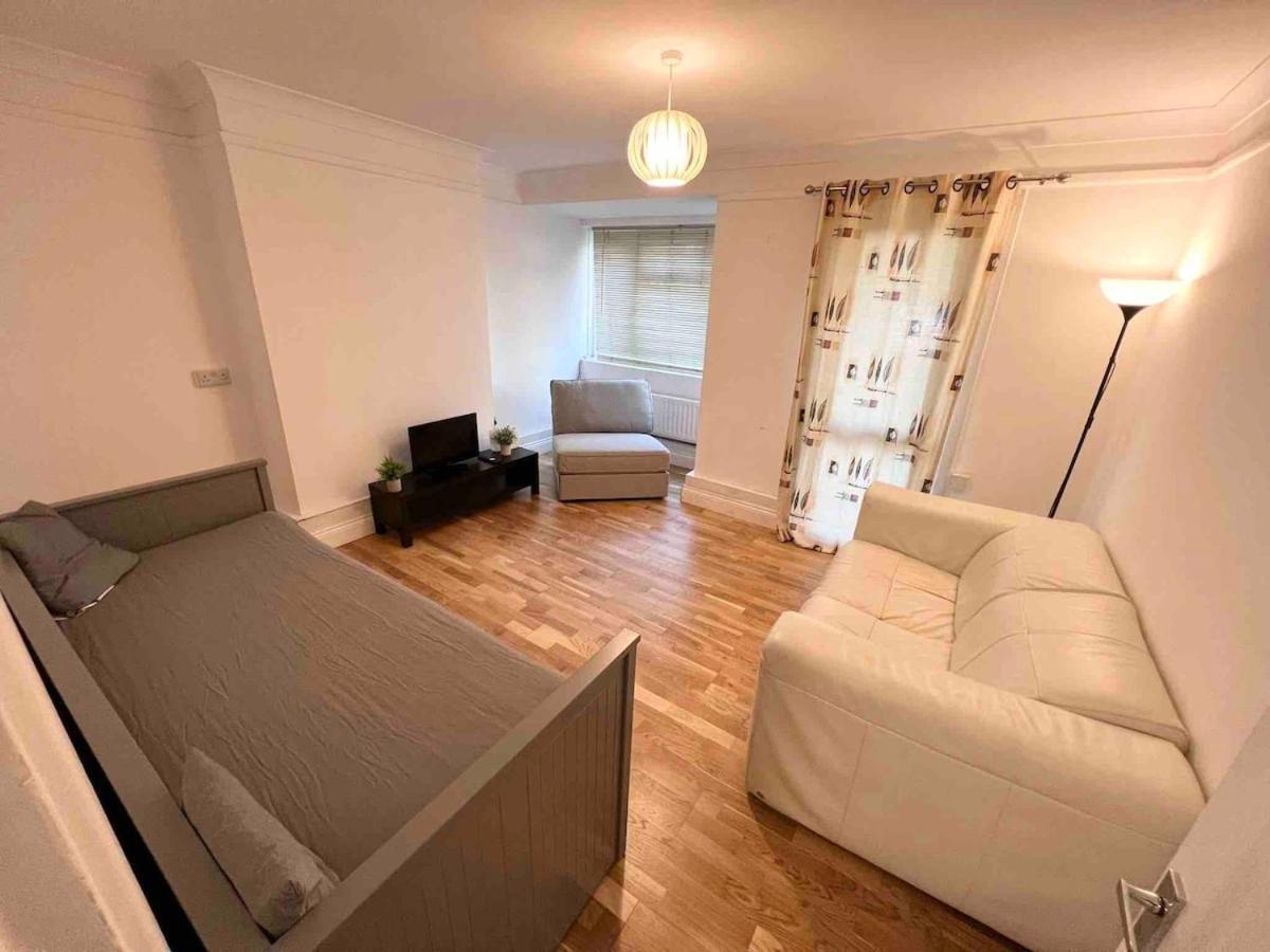 Apartment Just 10mins Walk From The Shard!!! London