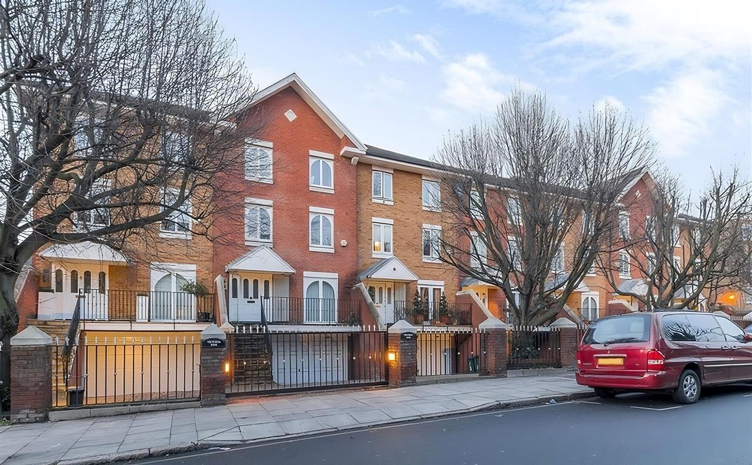 Spacious 2-bedroom Townhouse With Garden & Patio Hébergement de vacances Londres
