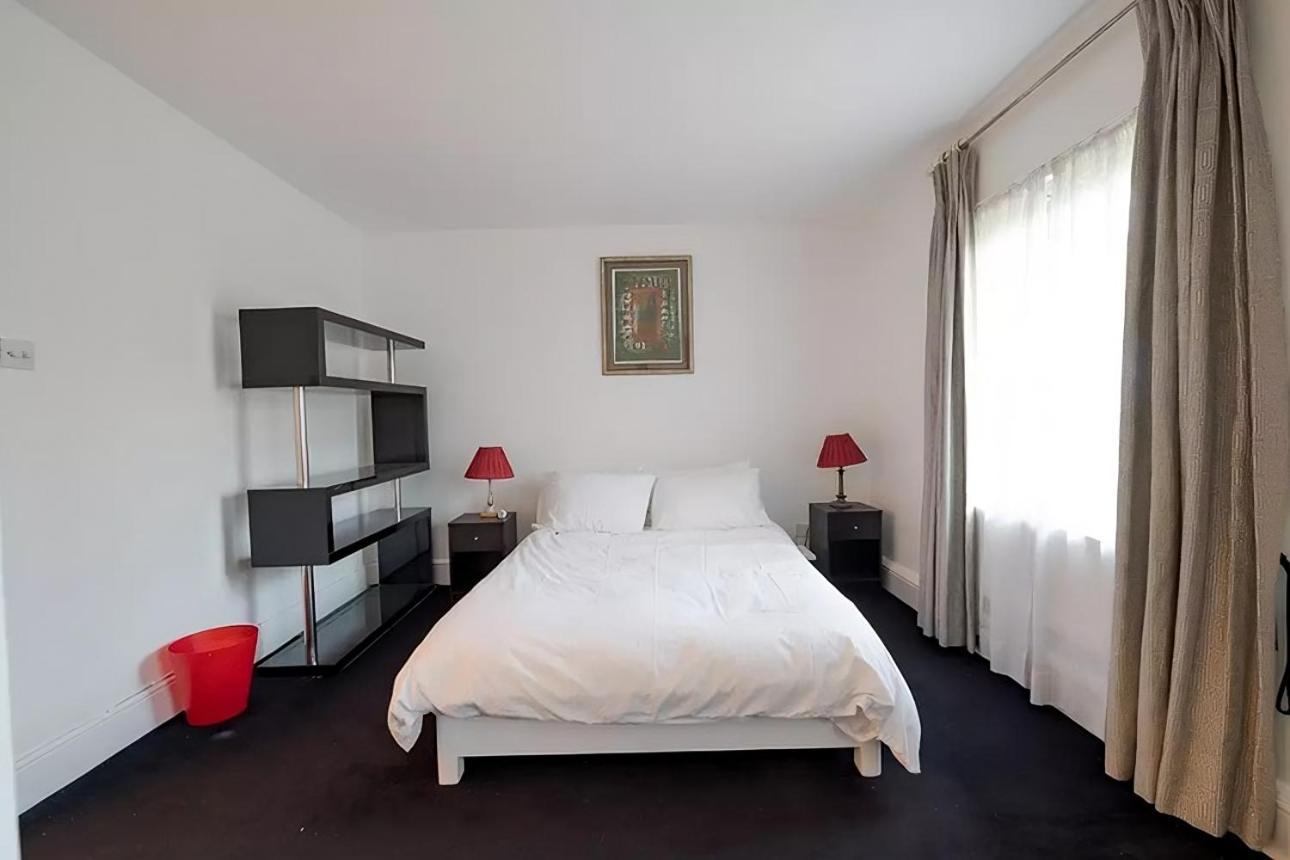 Hébergement de vacances Spacious 2-bedroom Townhouse With Garden & Patio Londres
