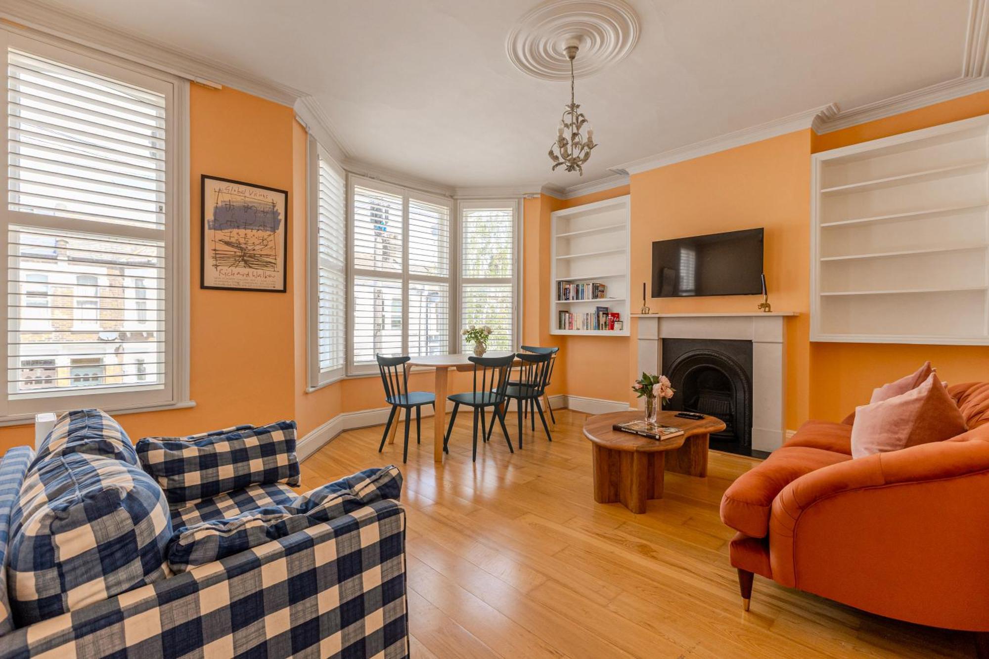 New! Cosy 2br Victorian Flat, Zone 2, Mins To Tube Appartement Londen