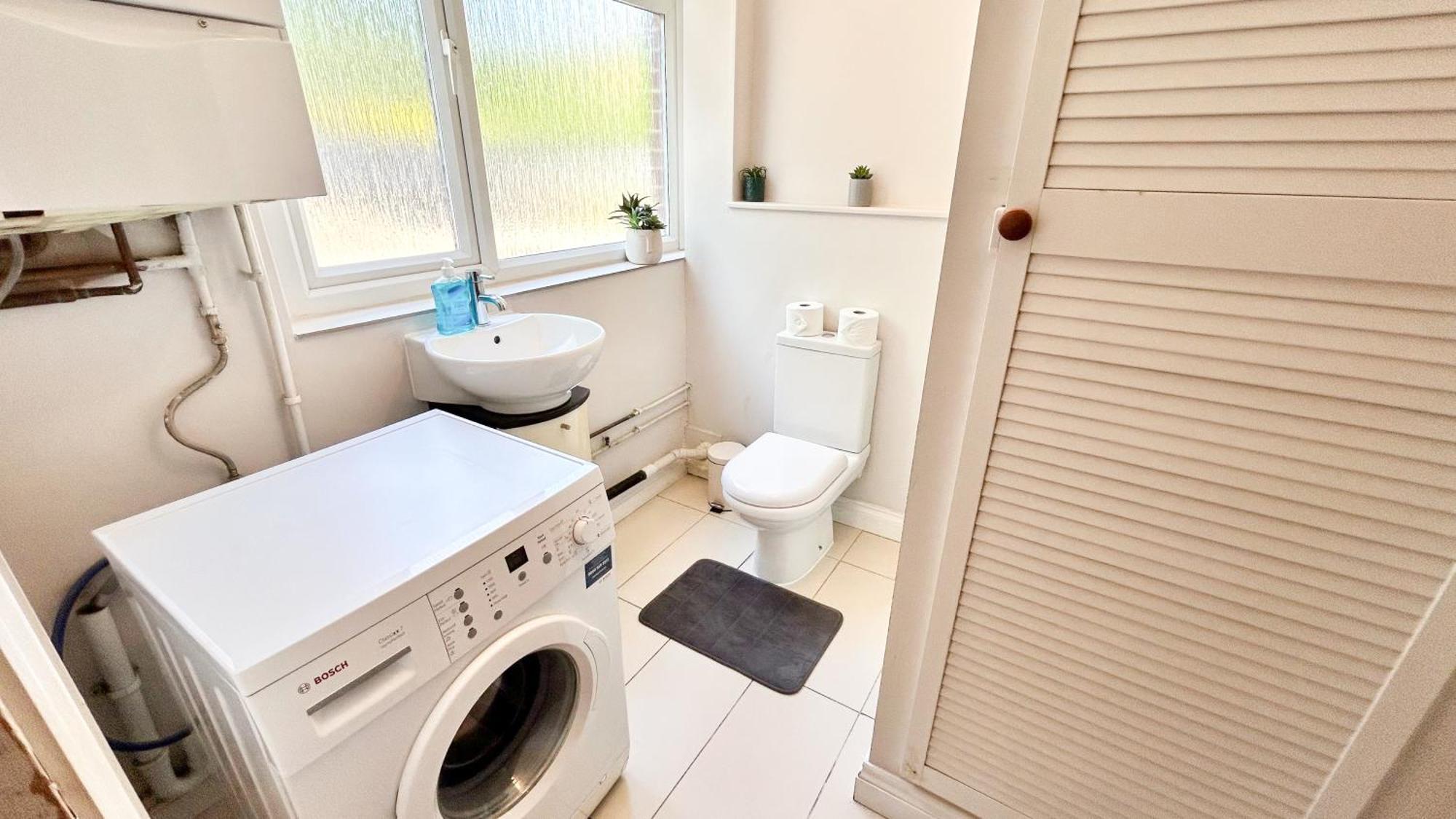 Lovely 4 Bedroom Flat With Ample Garden In Brondesbury, Kilburn Appartement Londen