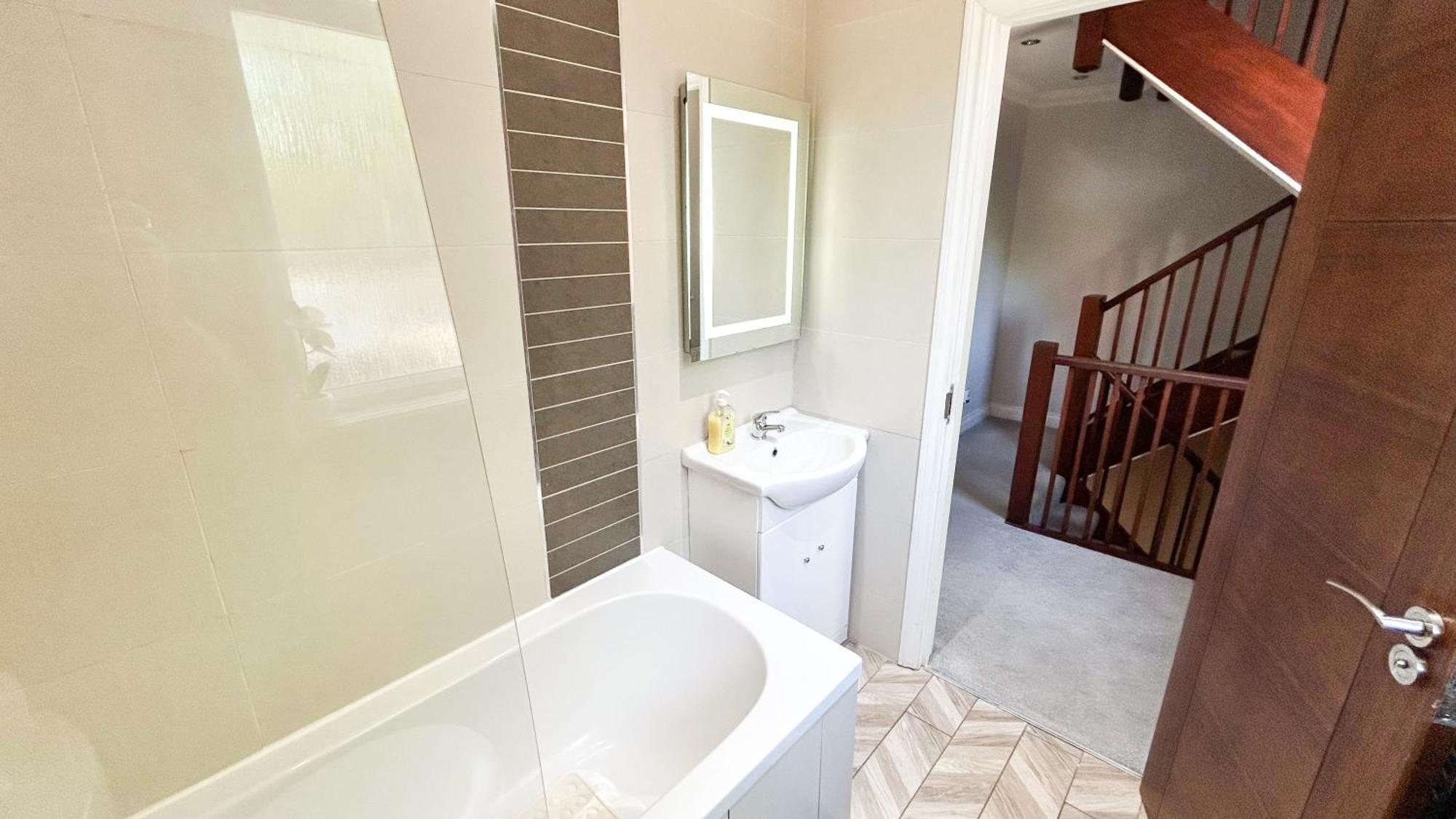 Lovely 4 Bedroom Flat With Ample Garden In Brondesbury, Kilburn Londen