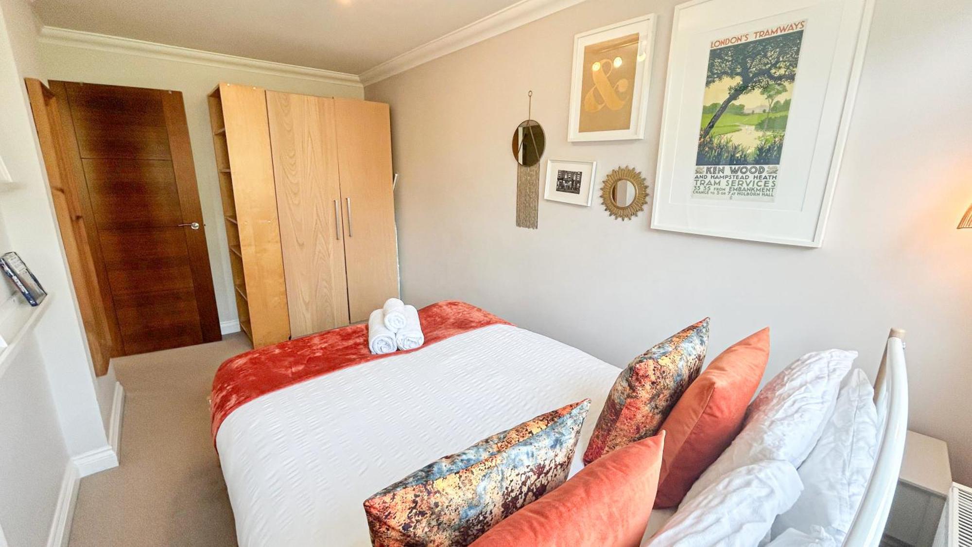 Lovely 4 Bedroom Flat With Ample Garden In Brondesbury, Kilburn Appartement Londen