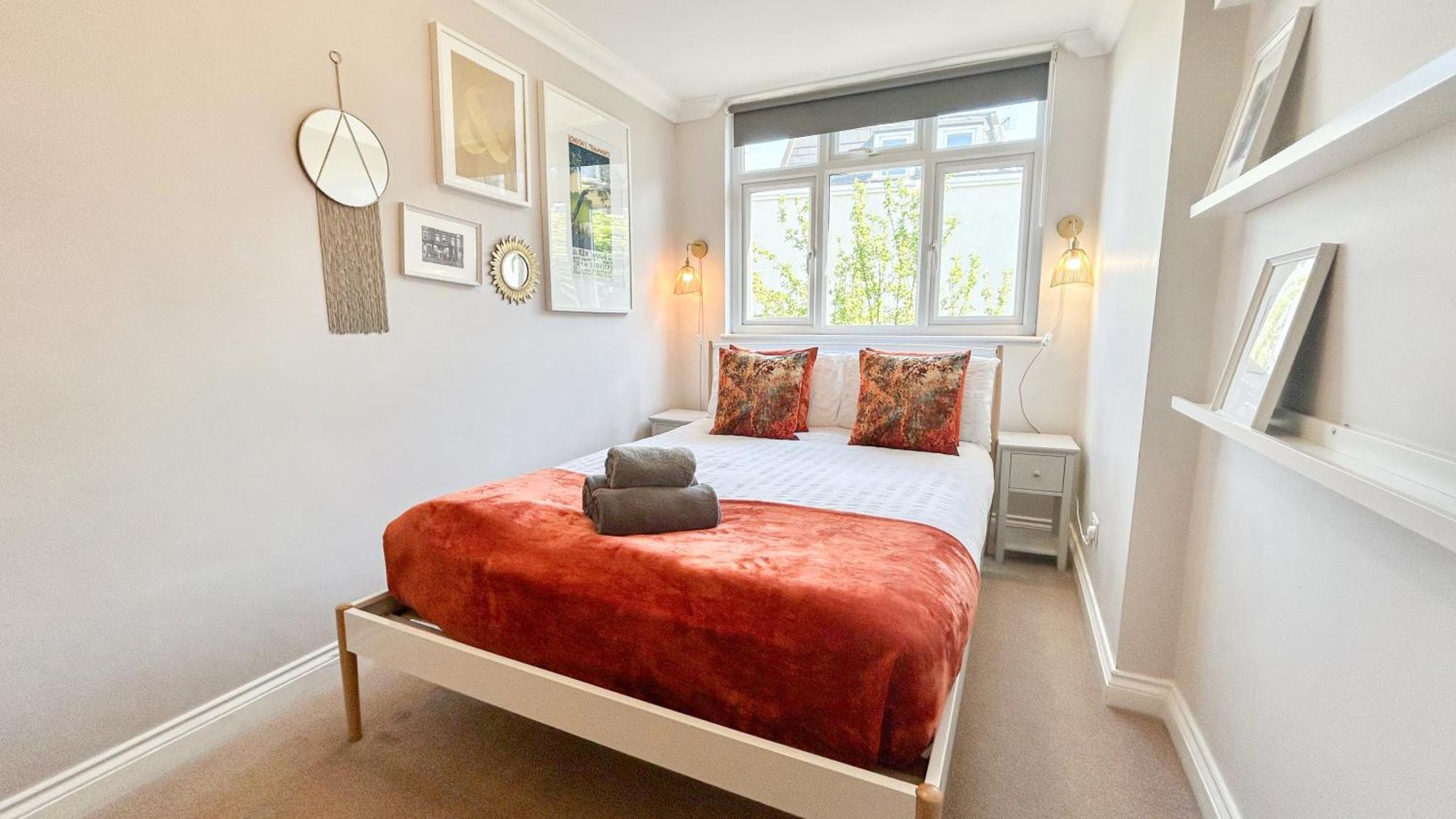 Lovely 4 Bedroom Flat With Ample Garden In Brondesbury, Kilburn Appartement Londen